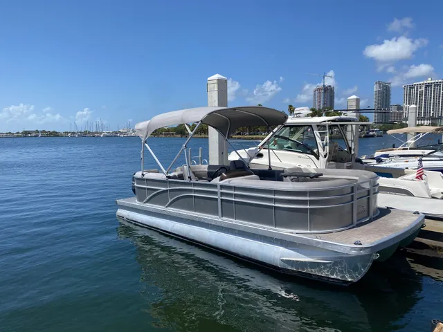Rent a BENNINGTON MARINE pontoon in St. Petersburg, FL near me
