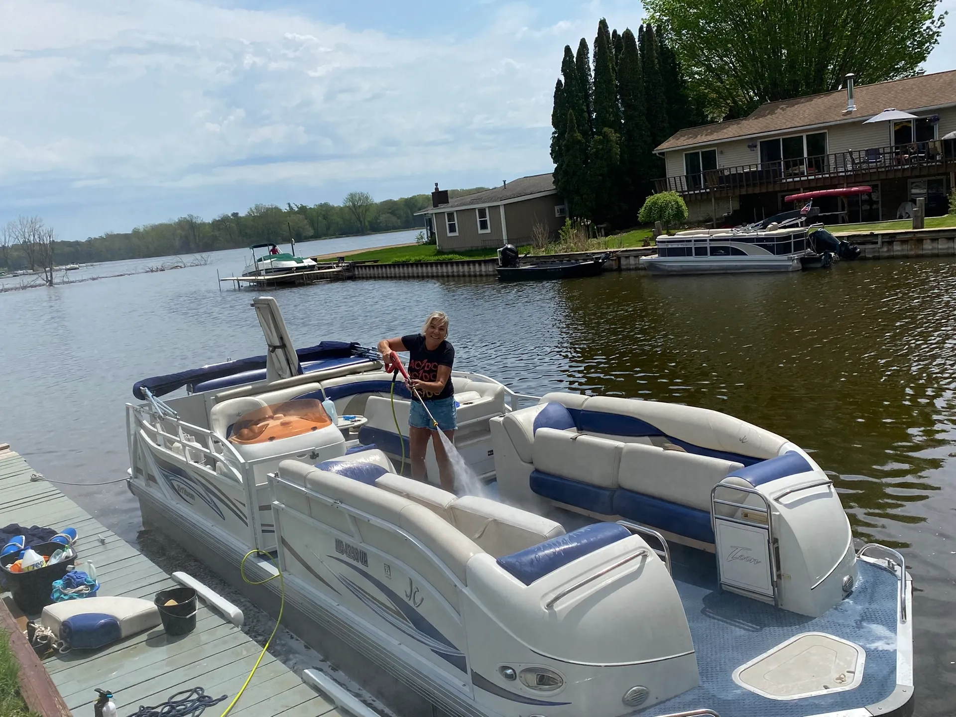 JC and Neptoon Pontoon 266 TriToon in Spring Lake, MI — photo 2