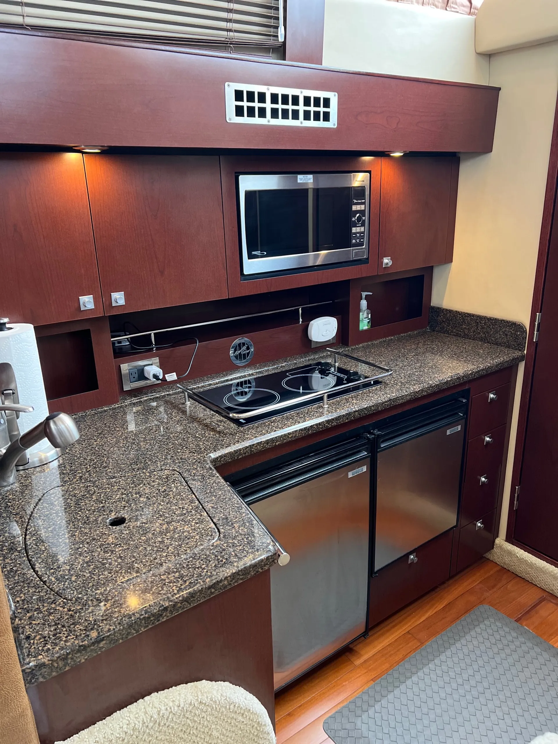 40 Foot Sea Ray Yacht!! Currently offering special winter rates 