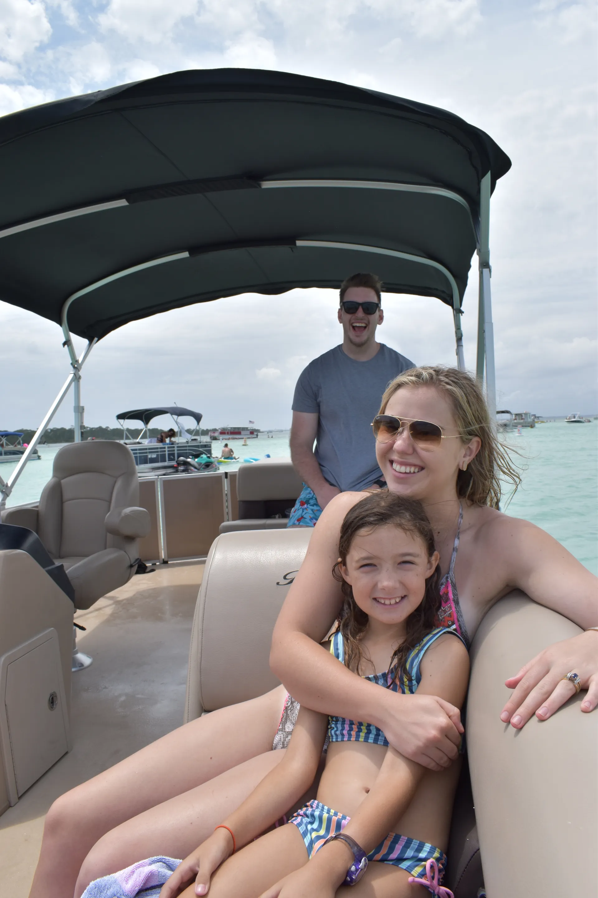 Bentley Pontoon to enjoy a day on the water! 10ppl - Fuel included