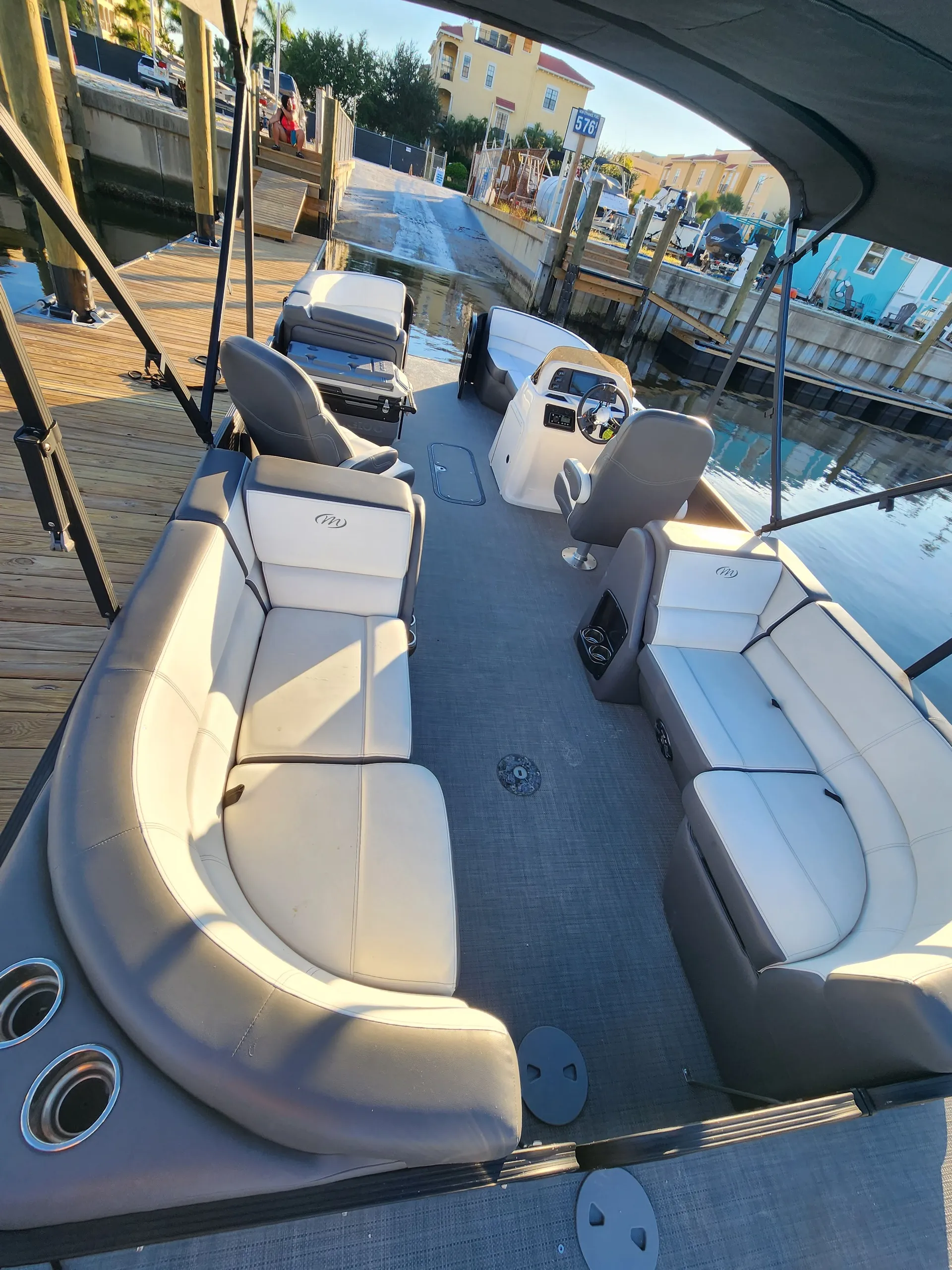 LUXURY TRI-TOON - Local delivery to Tampa Bay Ramps! Diving Board!