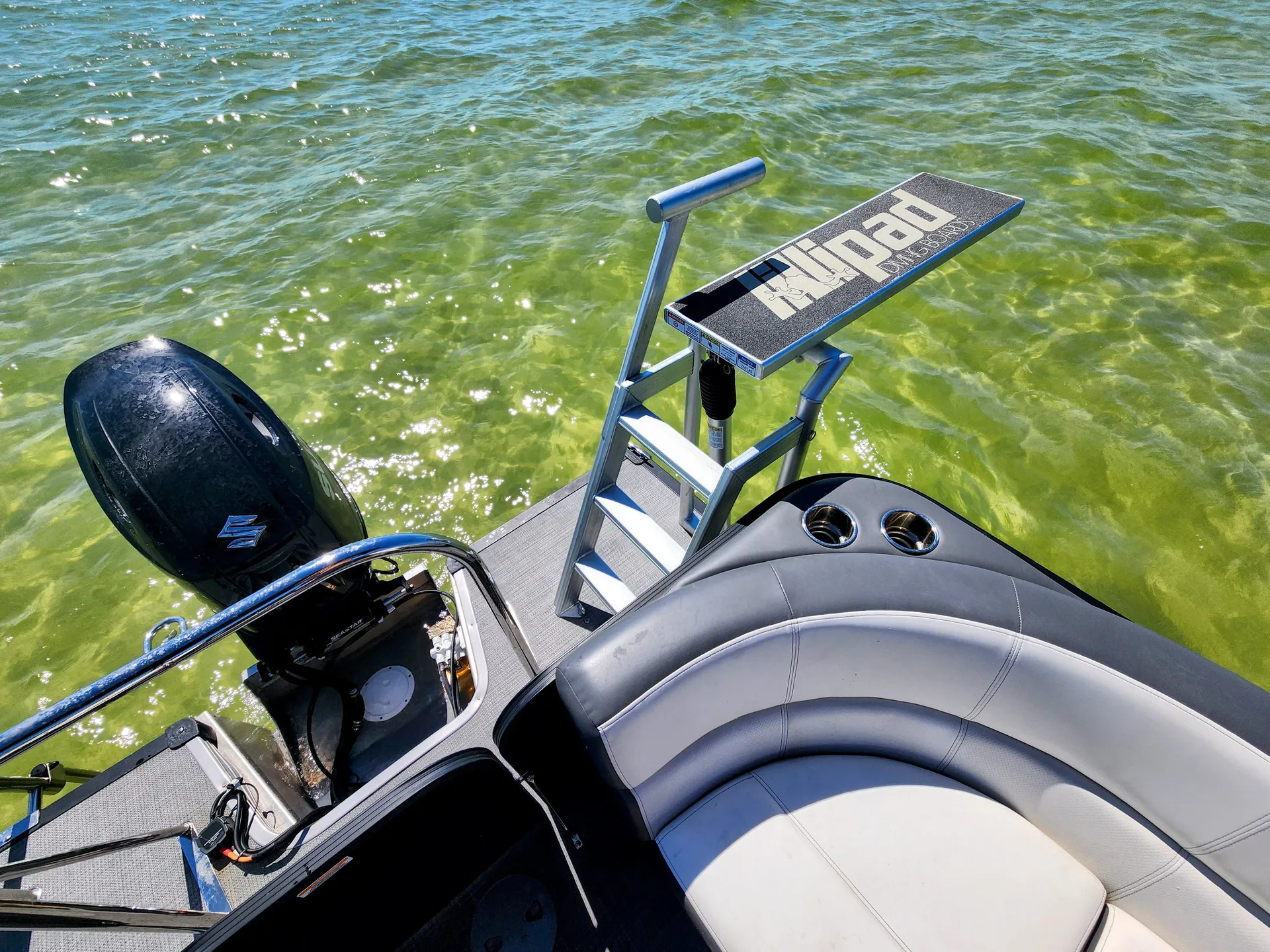 LUXURY TRI-TOON - Local delivery to Tampa Bay Ramps! Diving Board!