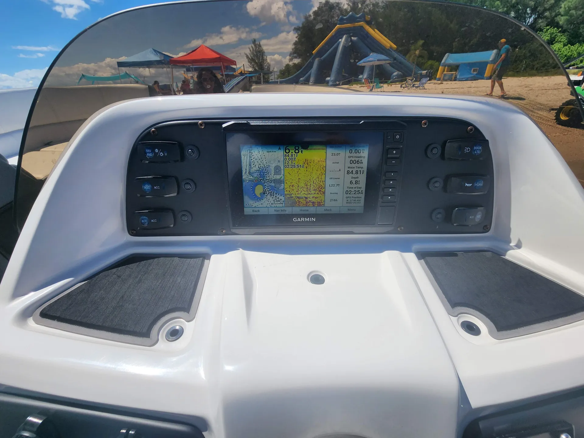 LUXURY TRI-TOON - Local delivery to Tampa Bay Ramps! Diving Board!