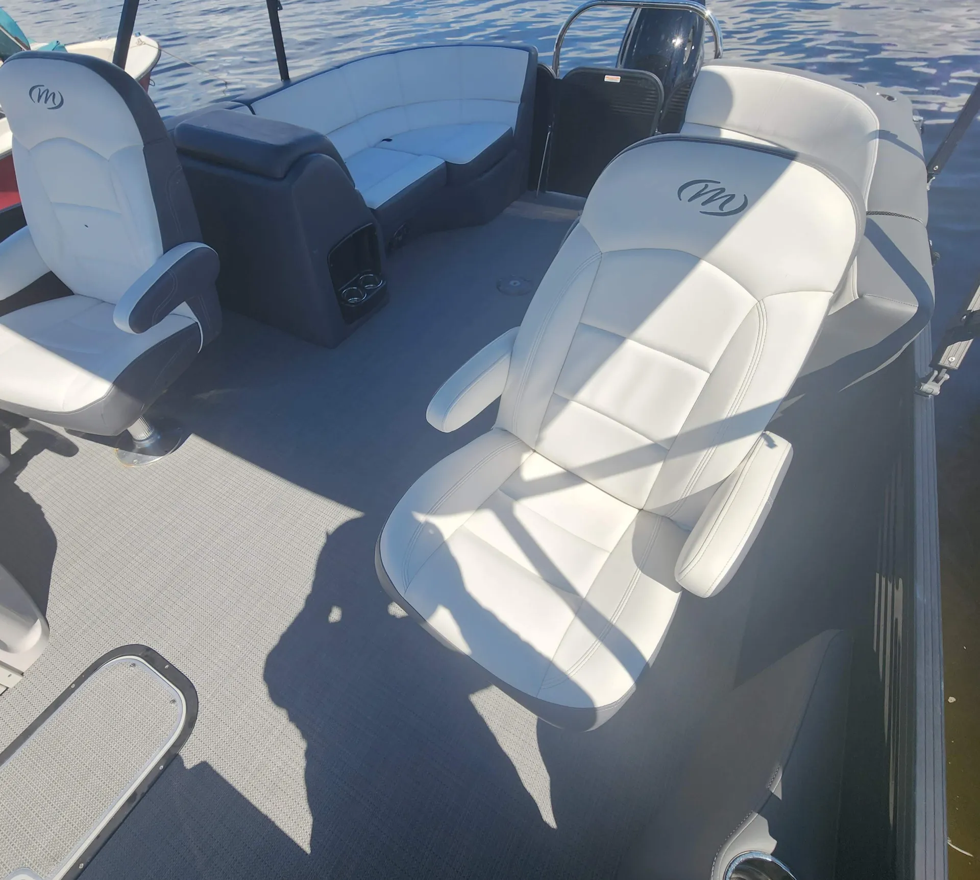 LUXURY TRI-TOON - Local delivery to Tampa Bay Ramps! Diving Board!