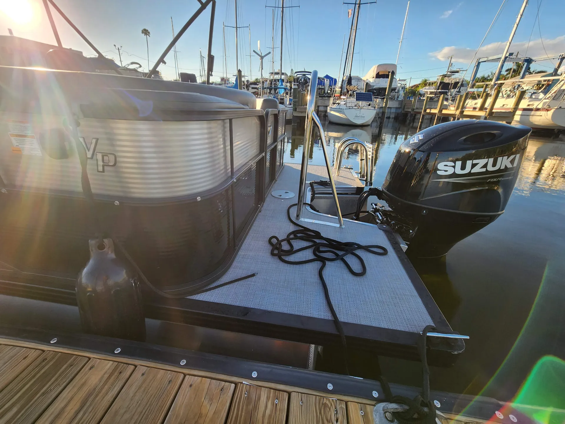 LUXURY TRI-TOON - Local delivery to Tampa Bay Ramps! Diving Board!