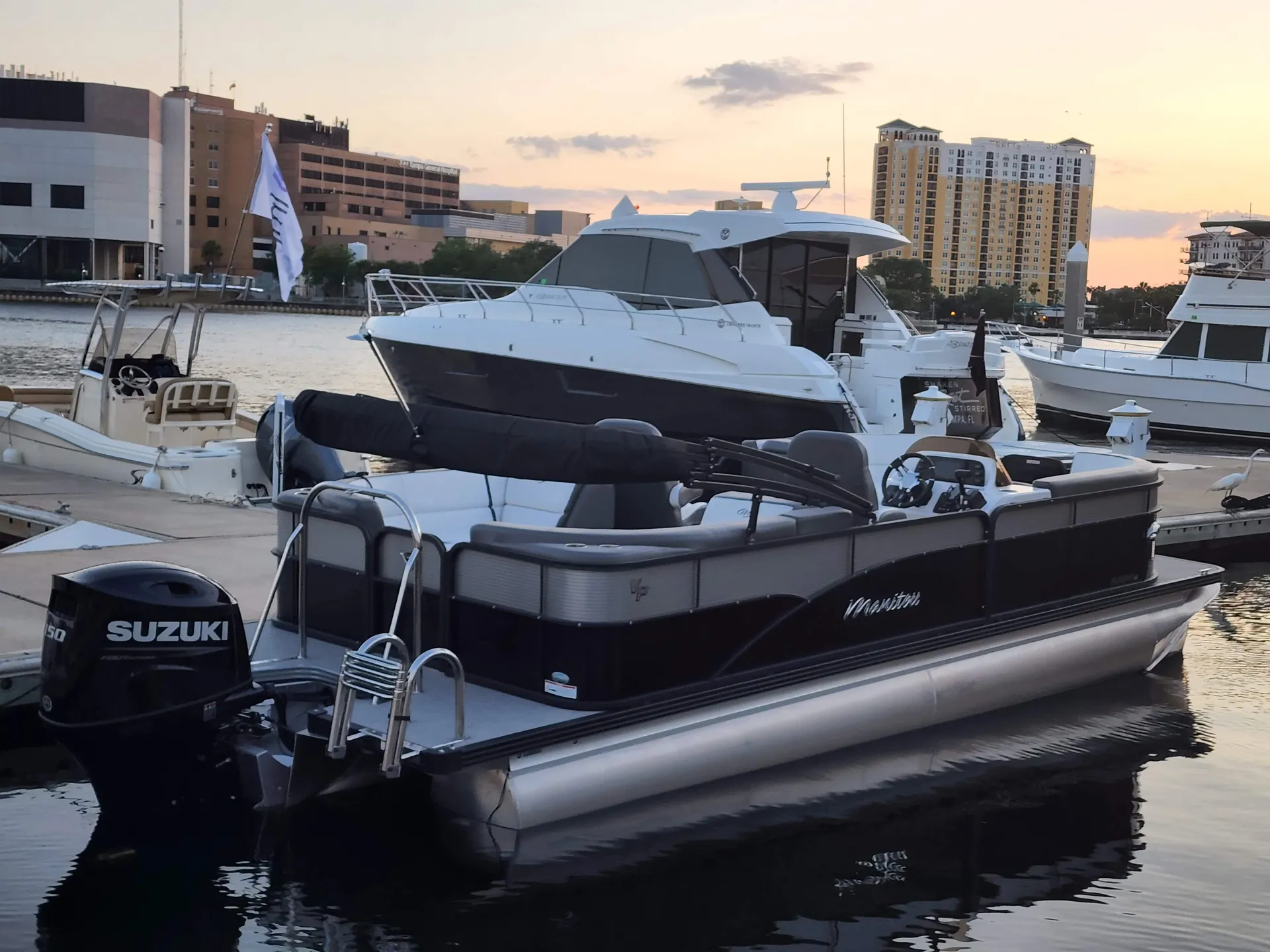 LUXURY TRI-TOON - Local delivery to Tampa Bay Ramps! Diving Board!