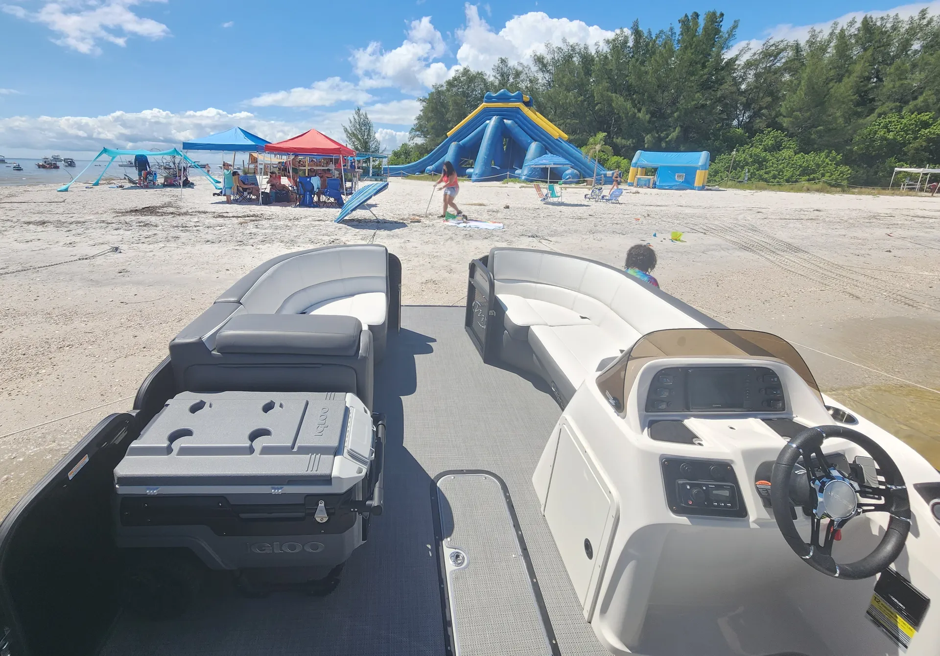 LUXURY TRI-TOON - Local delivery to Tampa Bay Ramps! Diving Board!