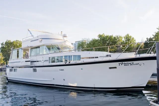 Rent a Chris Craft motor yacht in Chicago, IL near me