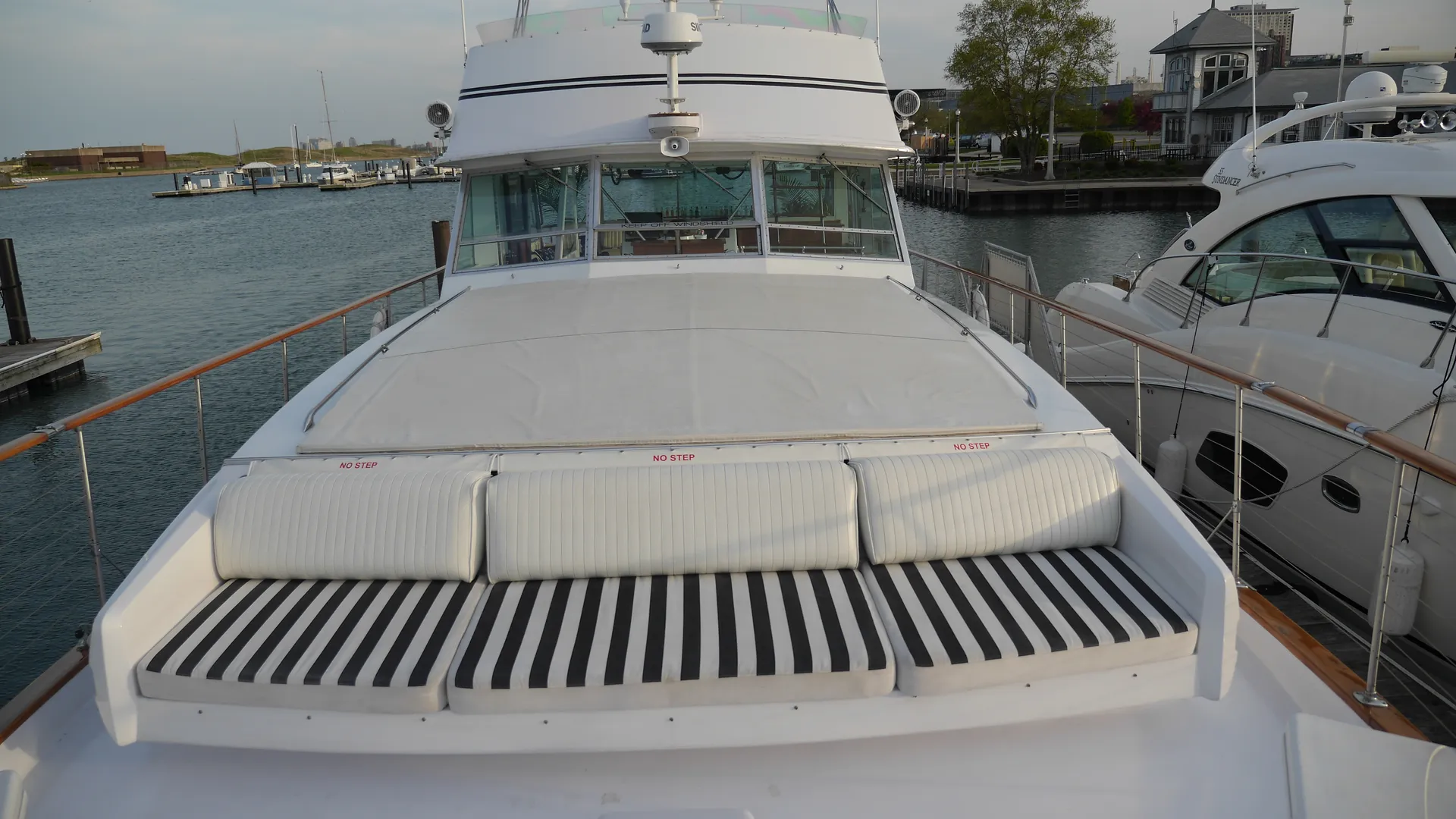 68' Luxurious Private Yacht Charters in Chicago! 