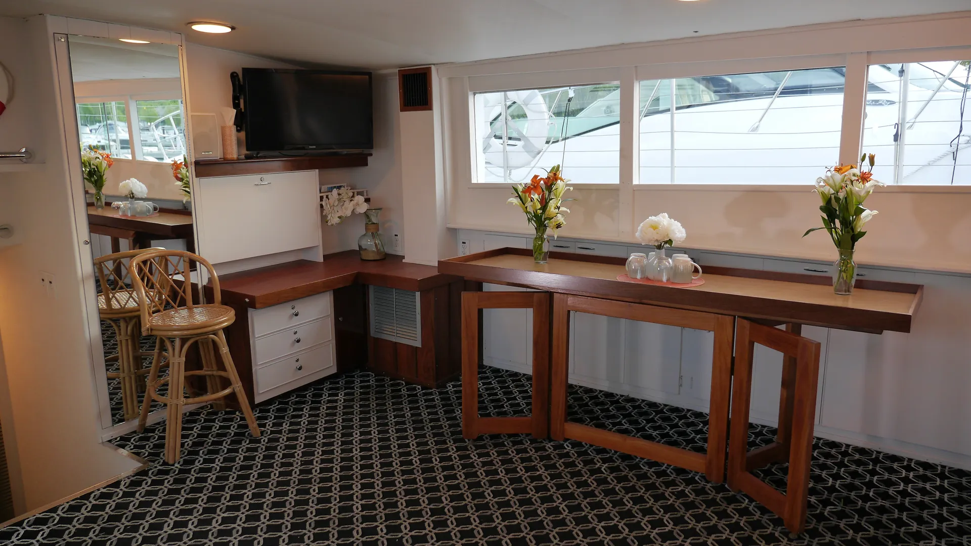 68' Luxurious Private Yacht Charters in Chicago! 