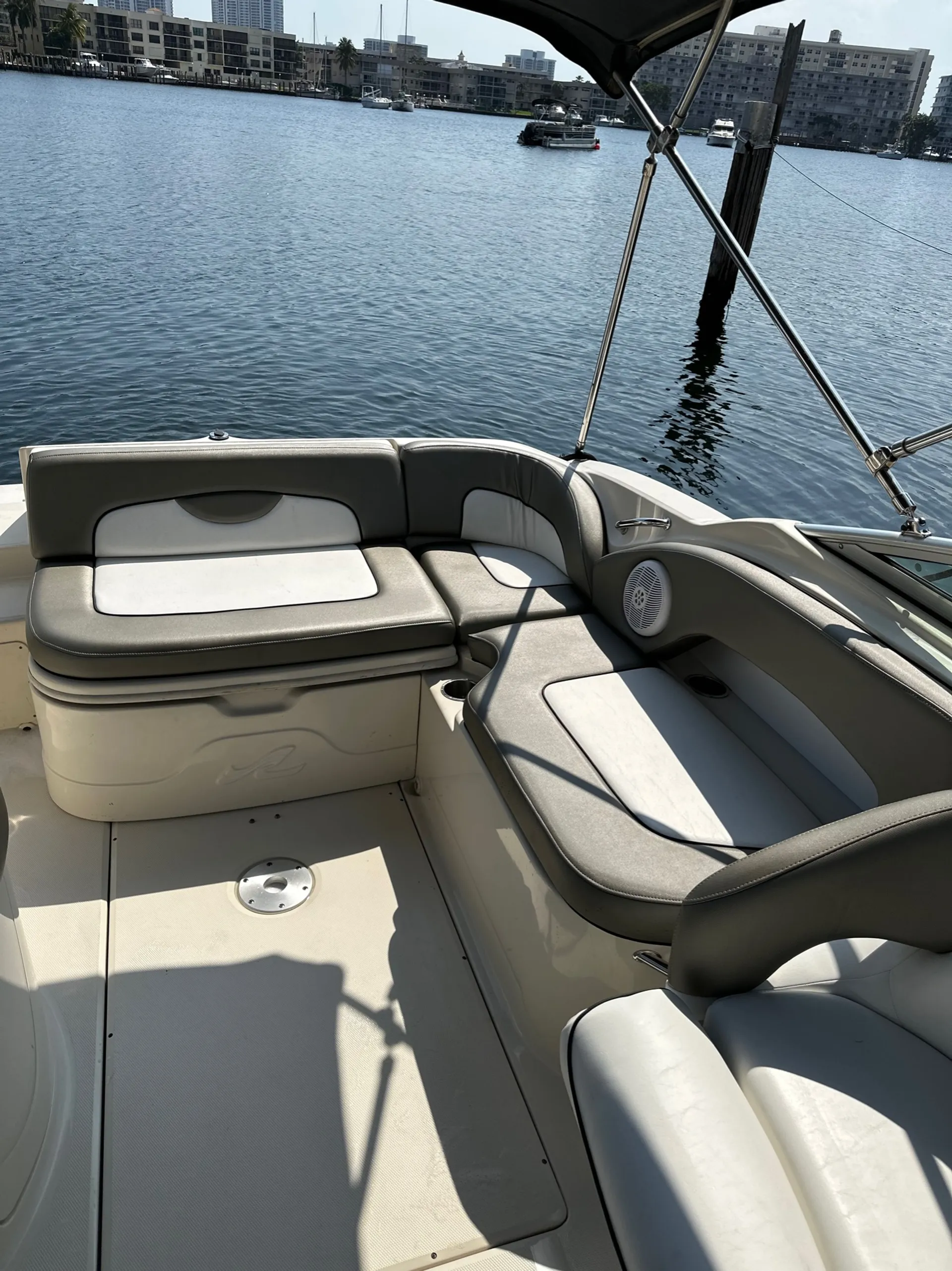 Sea Ray Boats 270 Sundeck in Hallandale Beach, FL — photo 9