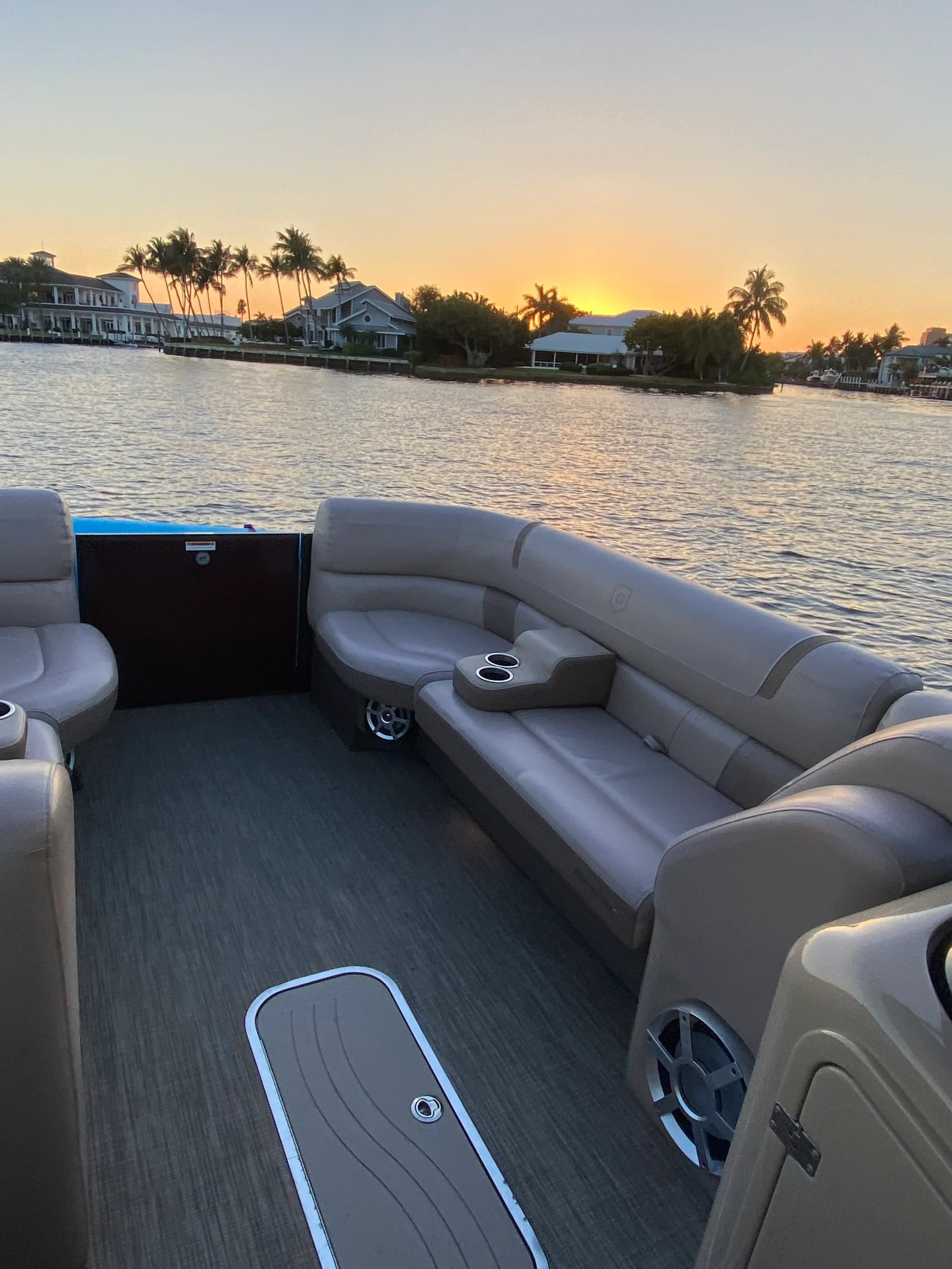 Aqua Patio Pontoon Ultimate Party Layout 27 ft