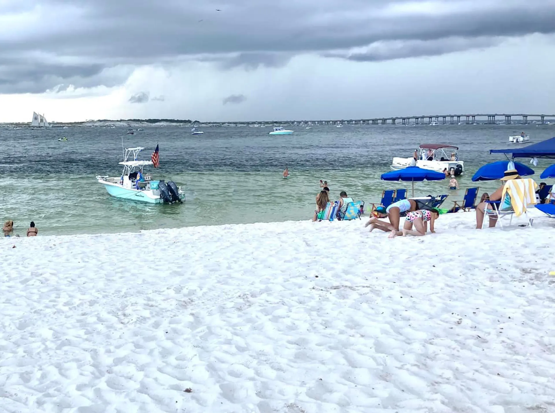 Tiki Themed Hula-Mama 30 ft pontoon 2slides 150 HP Fuel Included 