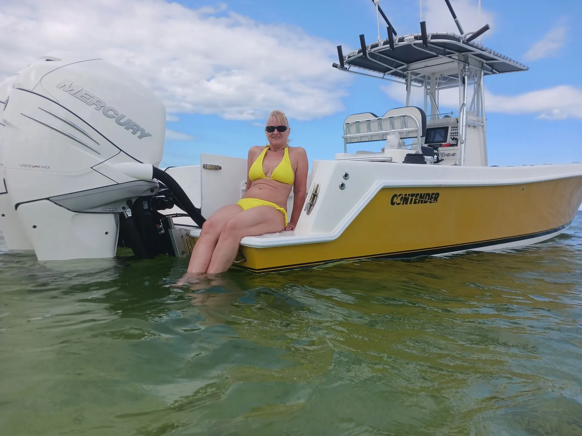 Explore the Stunning Waters of the Florida Keys Aboard Our 31’ Contend