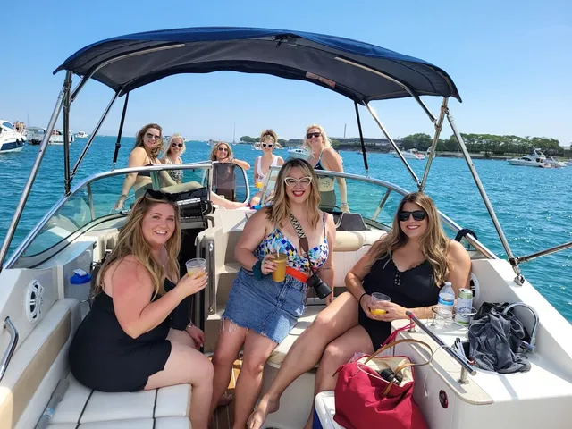 Rent a Sea Ray Boats deck boat in Chicago, IL near me