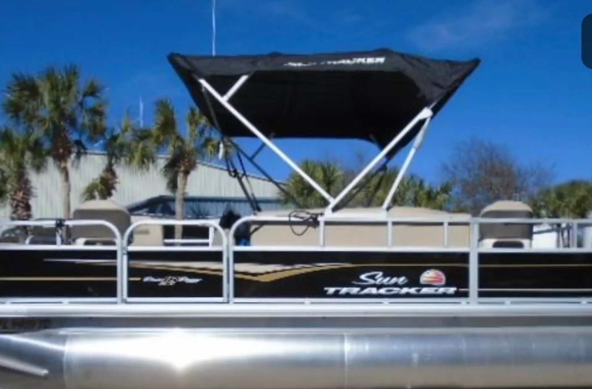 Sun Tracker by Tracker Marine Bass Buggy 18 DLX Signature w/60ELPT 4-S in Palm Coast, FL — photo 2