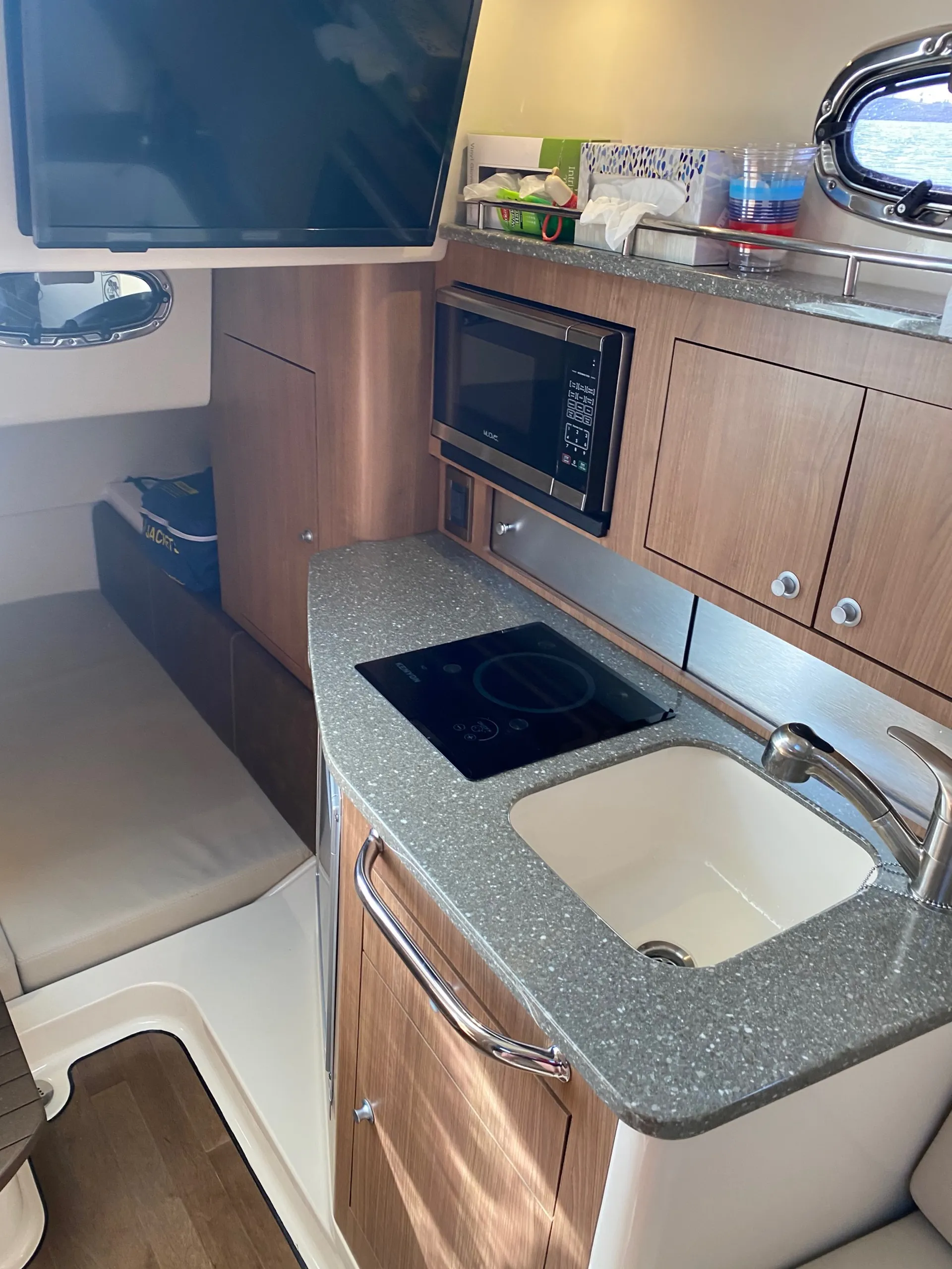 2017 Boston Whaler Conquest
