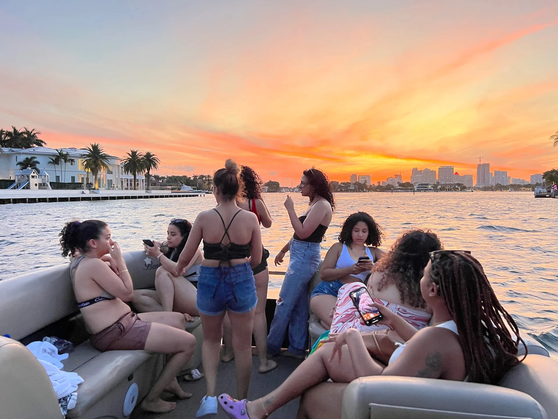 Comfortable and spacious 28’ Pontoon 