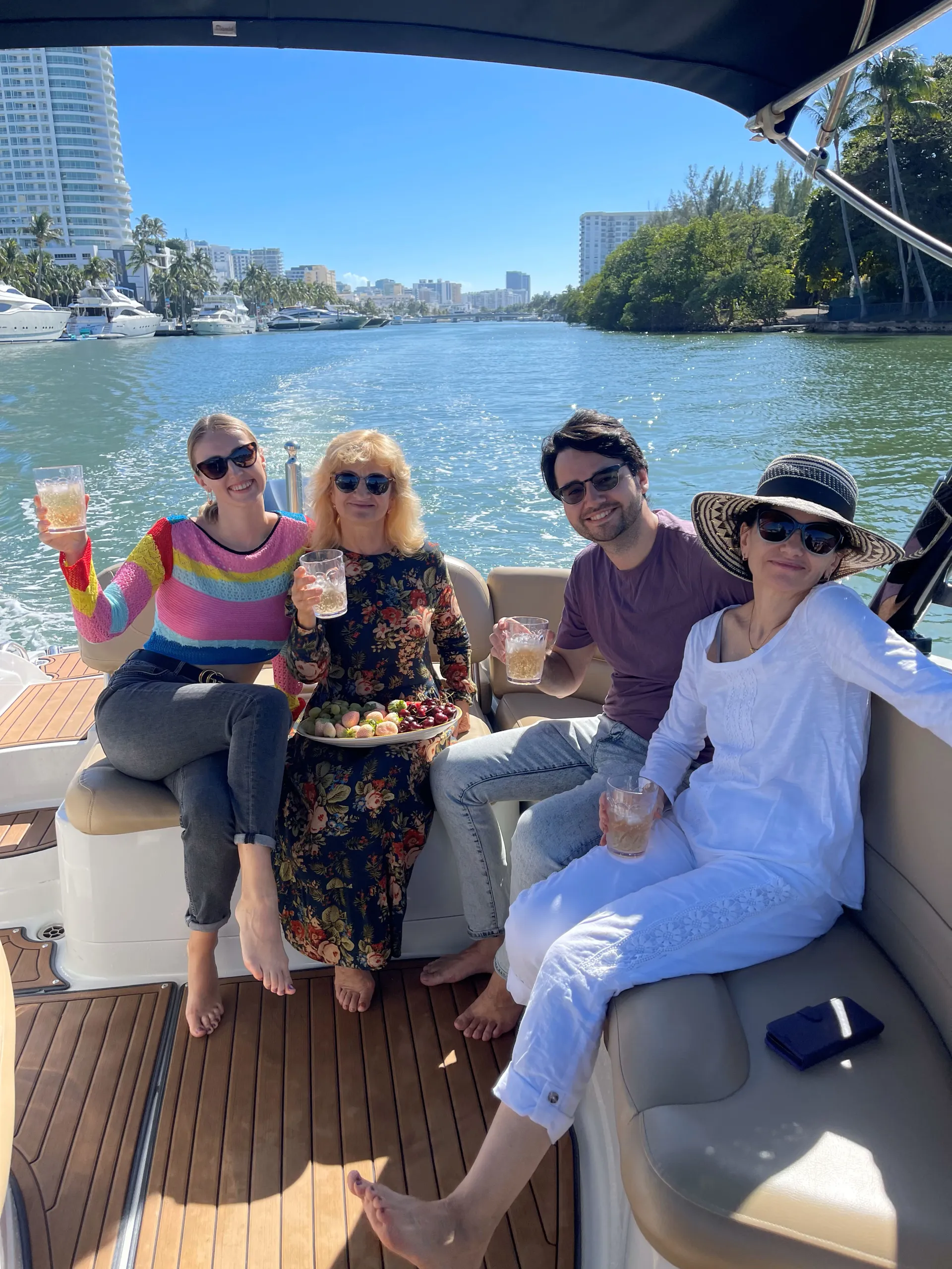 1 HOUR FREE  Spectacular Sandbar / Skyline Miami Boat Tour -