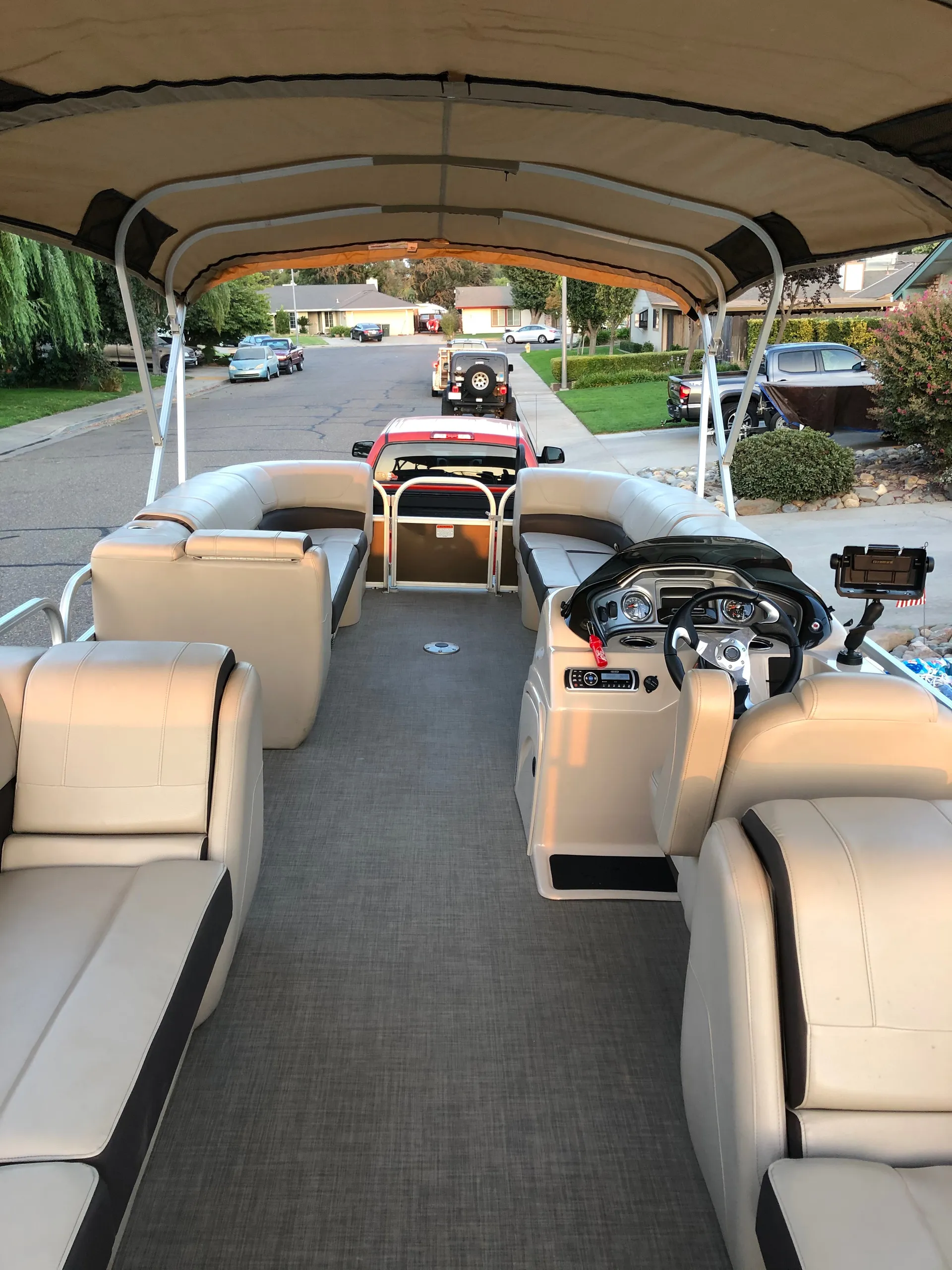 24’ Tritoon Sun Tracker Party Barge. Delivery Available!