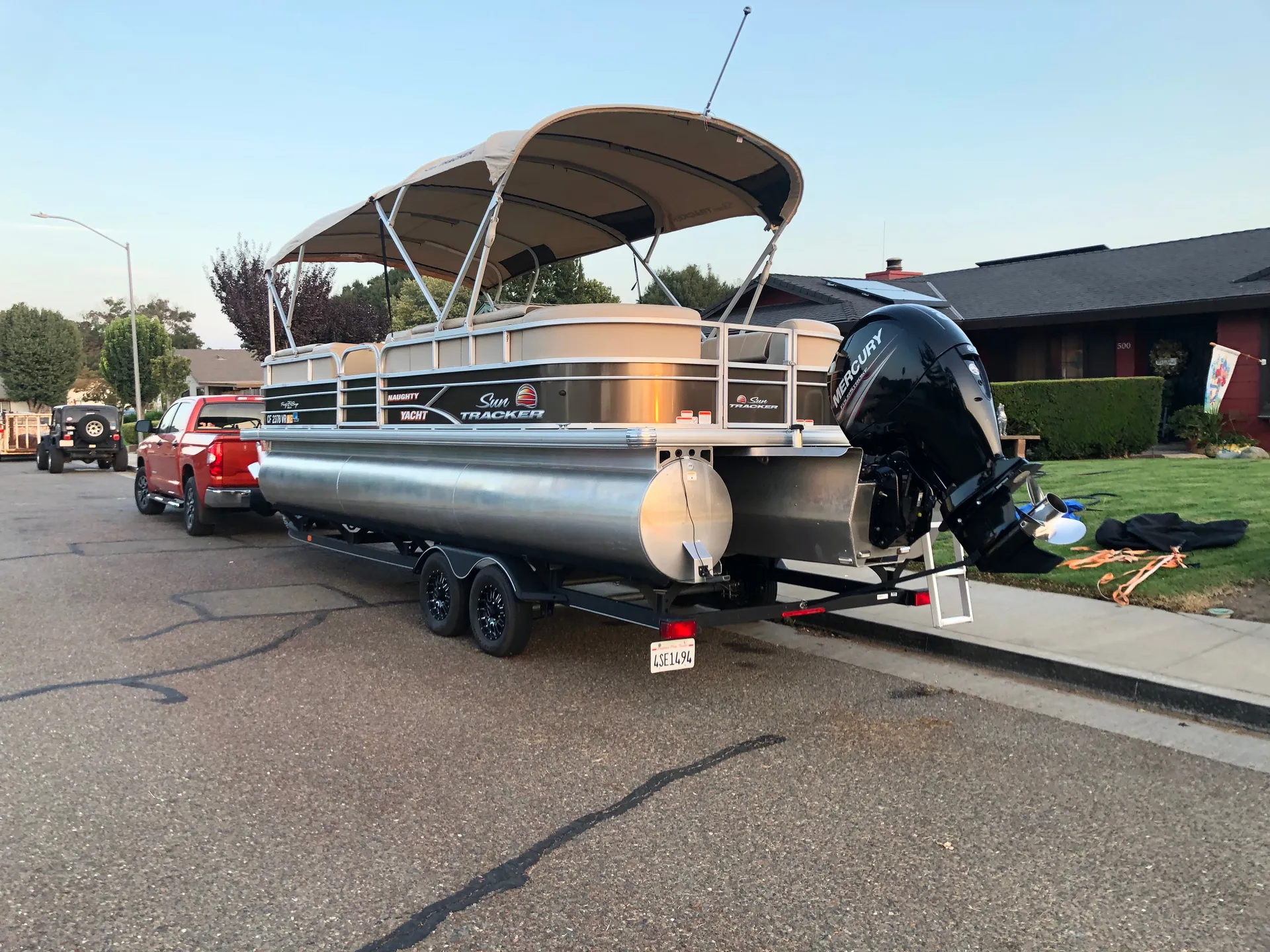 24’ Tritoon Sun Tracker Party Barge. Delivery Available!