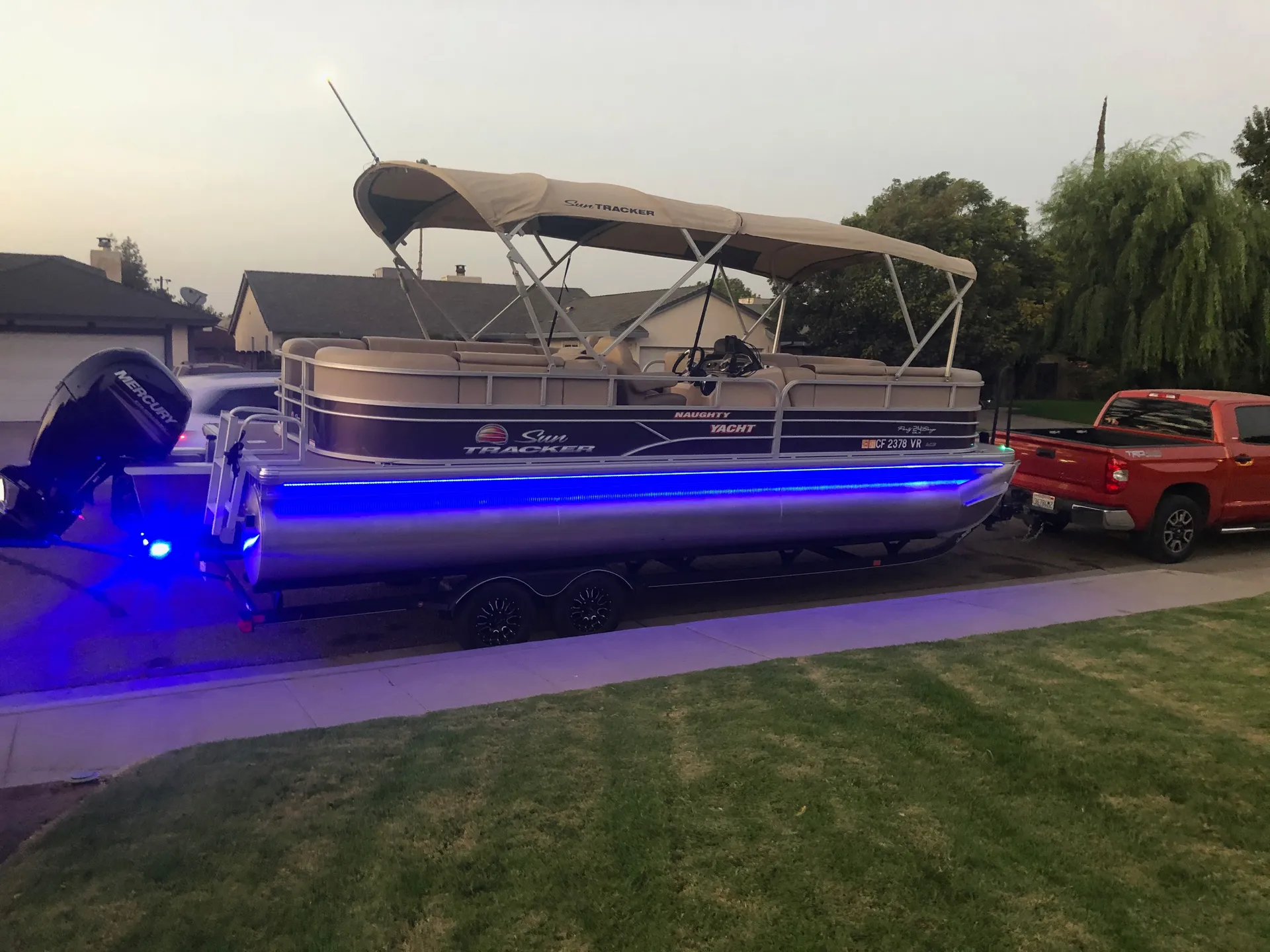 24’ Tritoon Sun Tracker Party Barge. Delivery Available!
