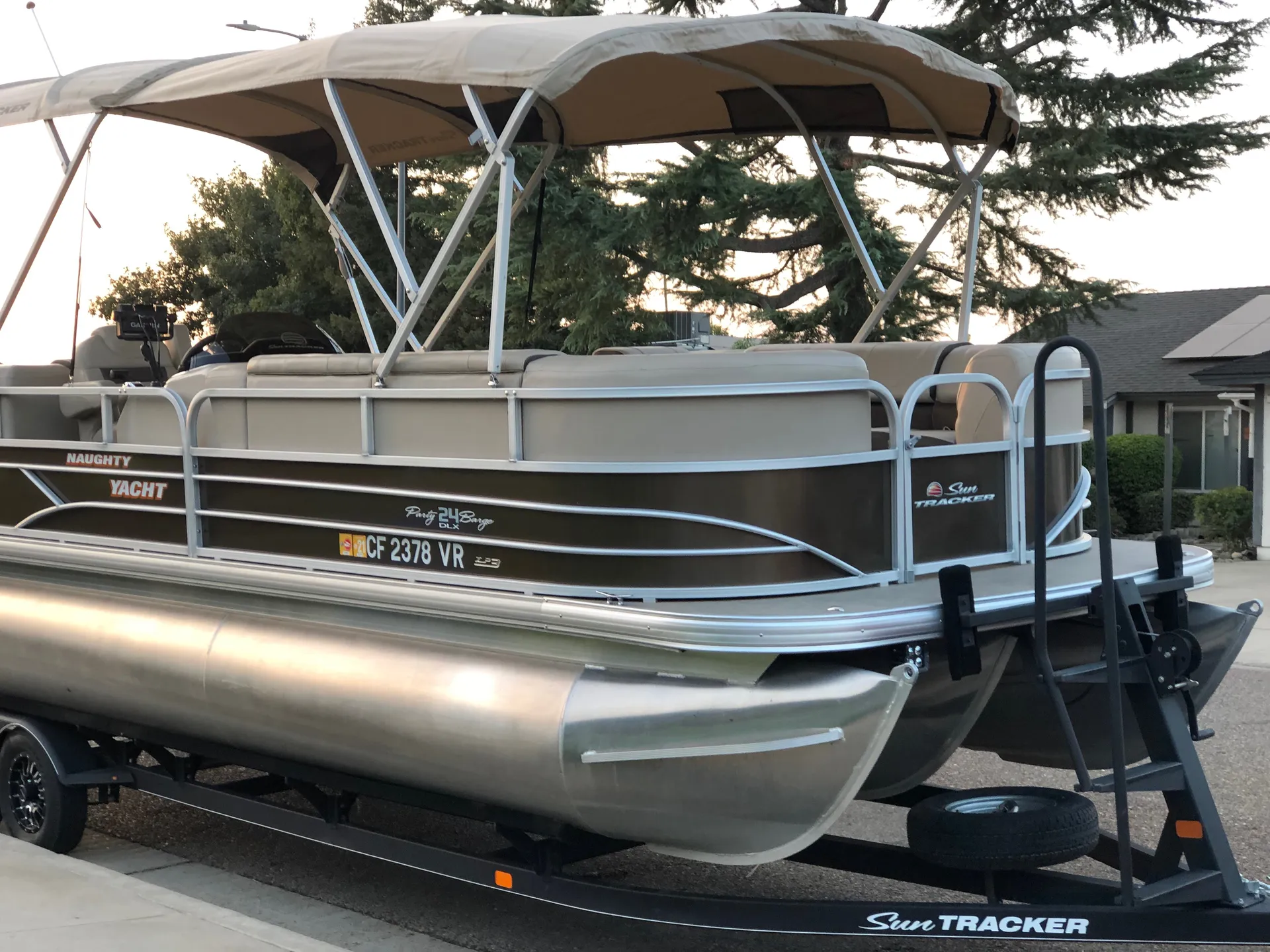 24’ Tritoon Sun Tracker Party Barge. Delivery Available!