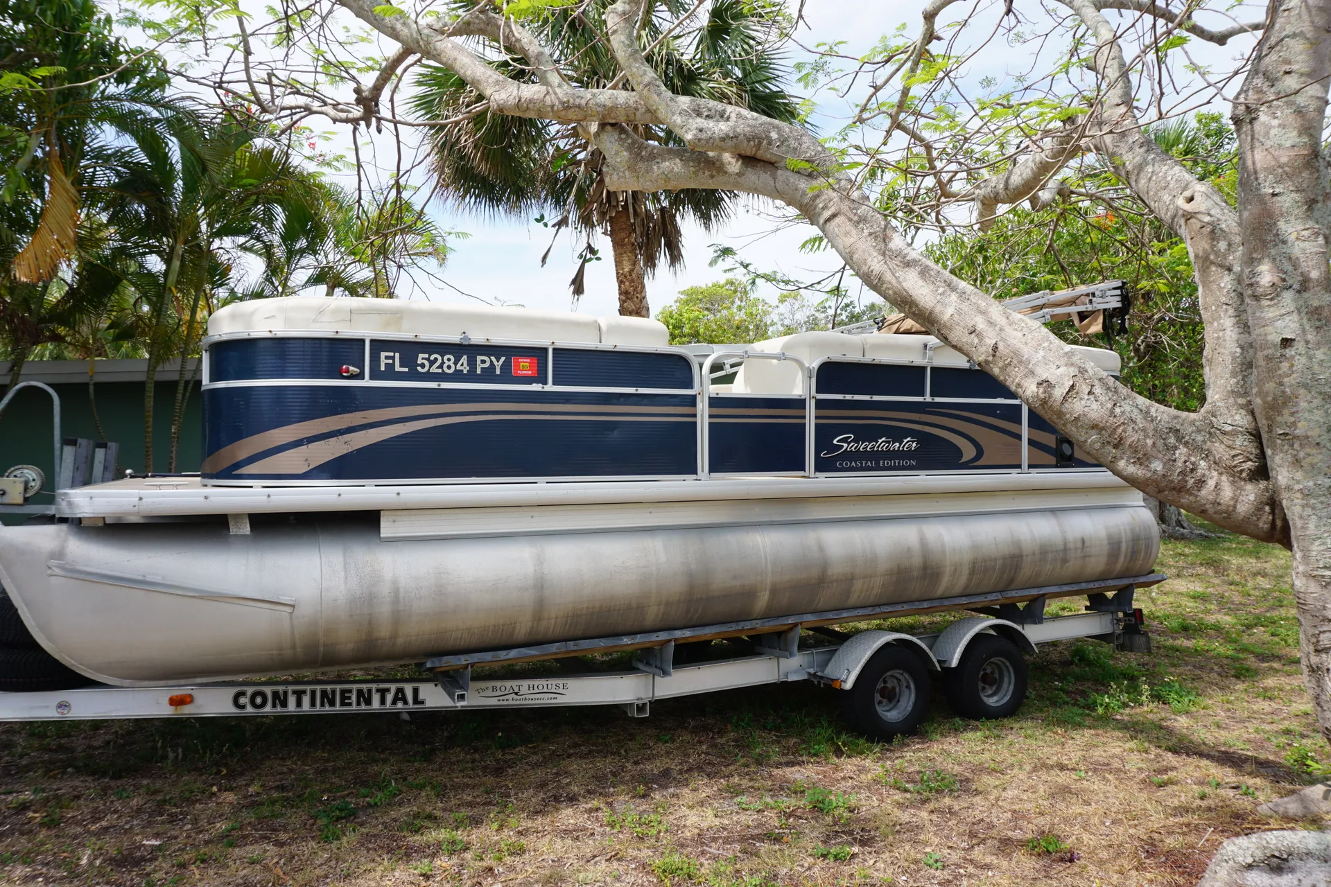 22' Family friendly cruising pontoon for up to 10!