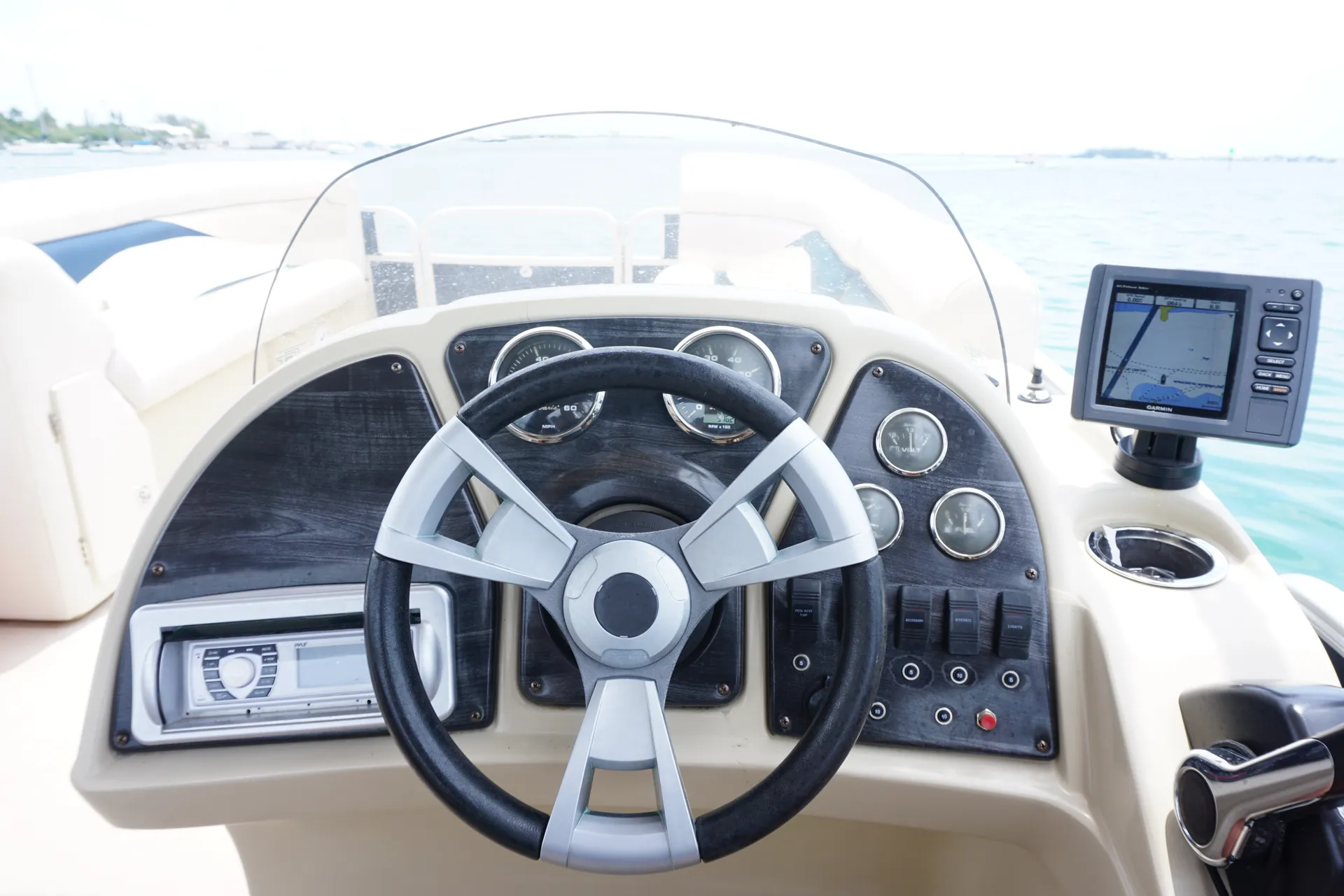 22' Family friendly cruising pontoon for up to 10!