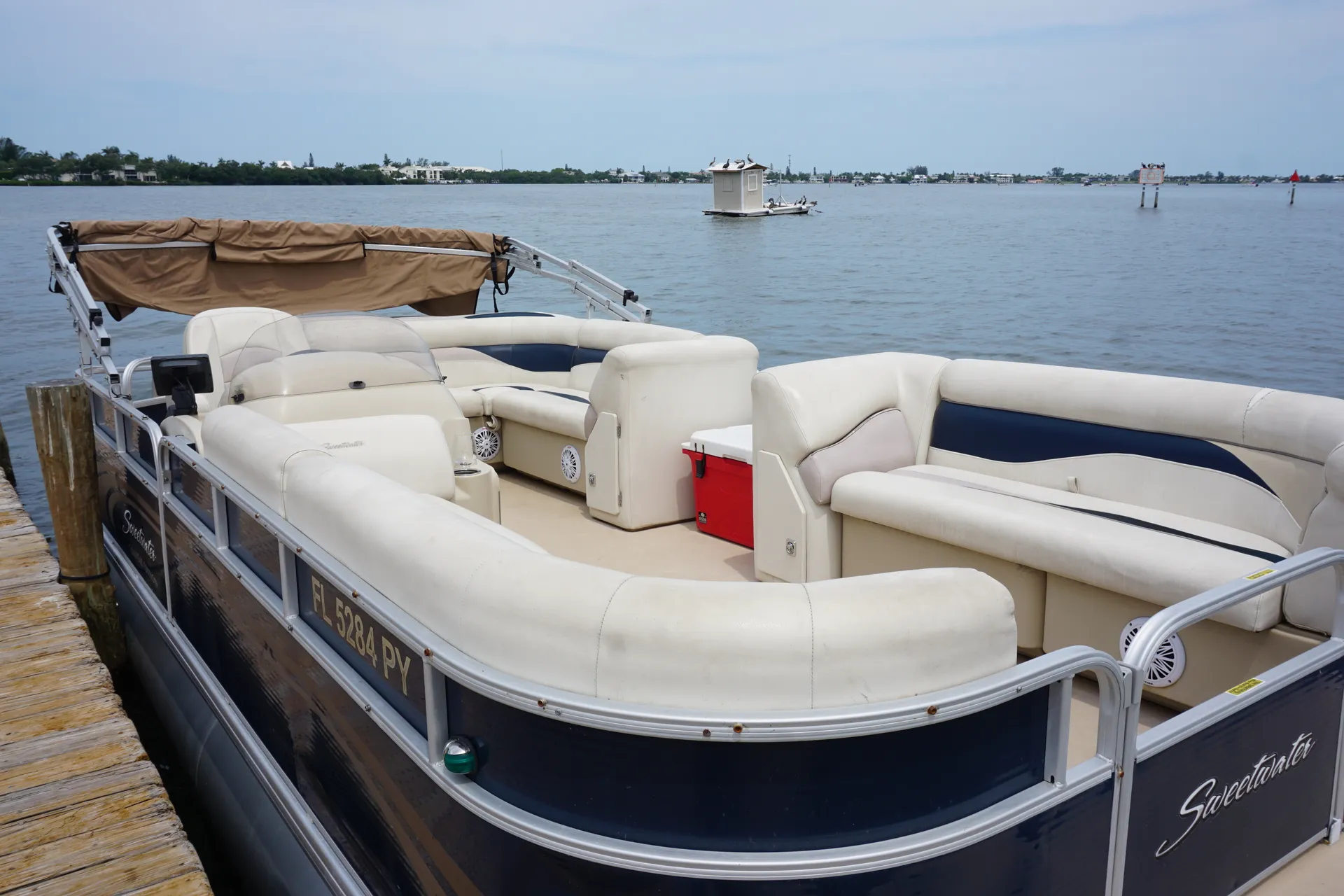 22' Family friendly cruising pontoon for up to 10!