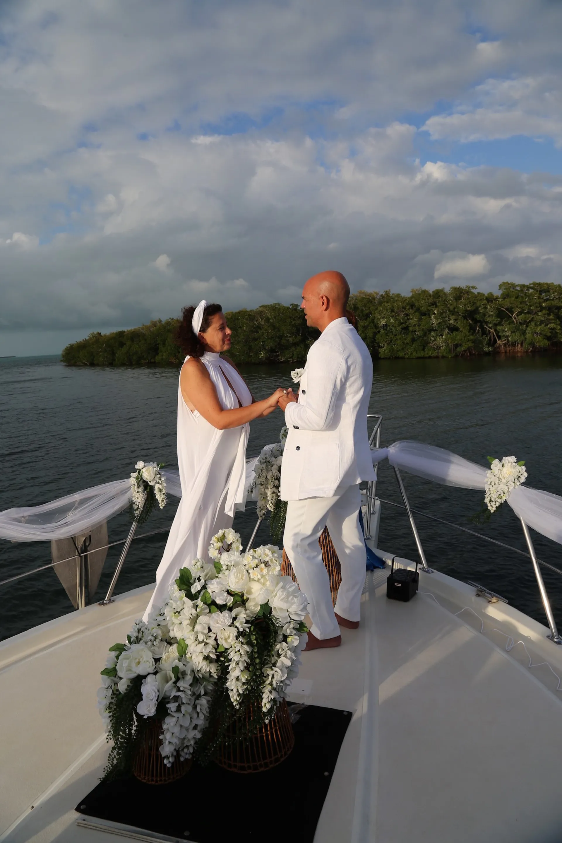 All inclusive yacht charter. Day and overnight trips available