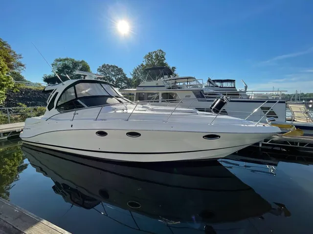 Rent a Four Winns Boats express cruiser in Nashville, TN near me