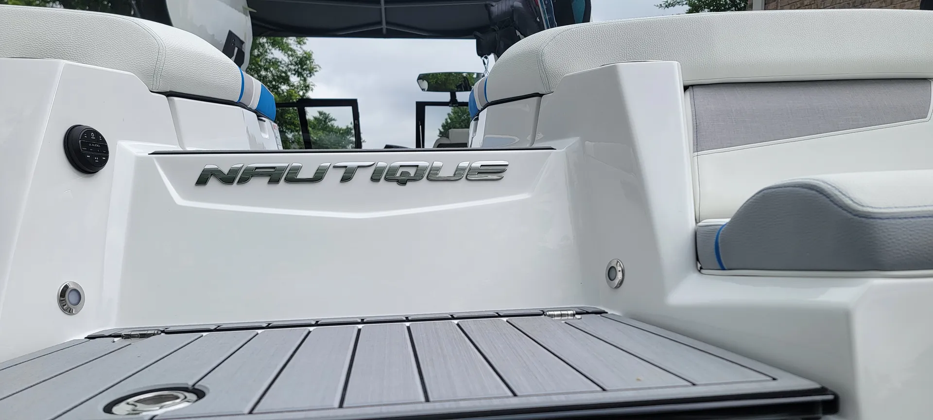 Ready for a great day on Watts Bar Lake?  This is the boat for you!  