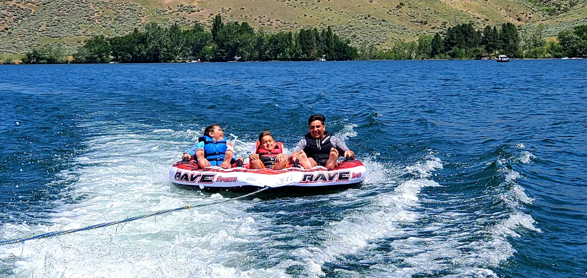 Don't worry we will dock it for you! Premier Gemini Tritoon Gas Inclu