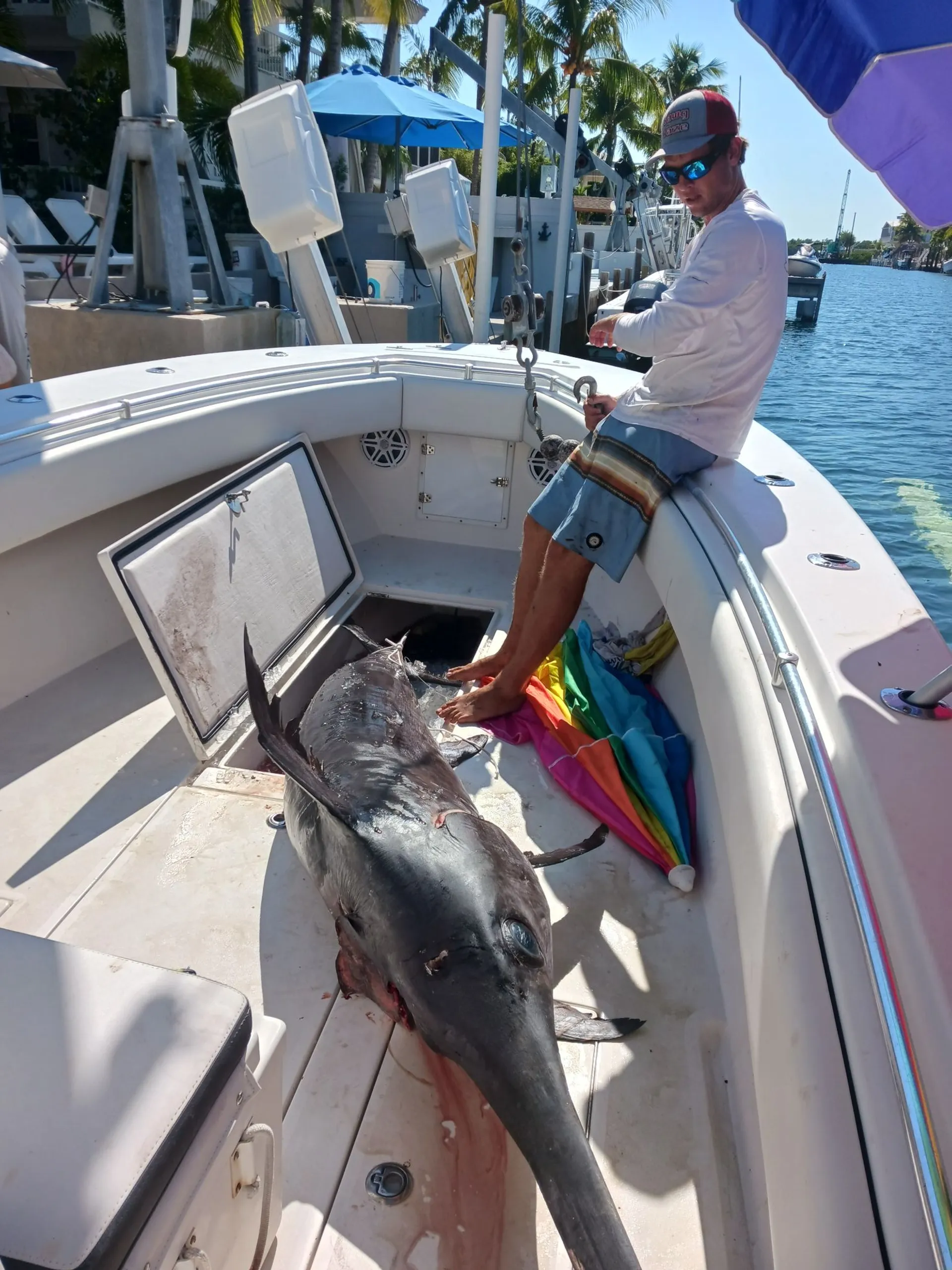 Explore the Stunning Waters of the Florida Keys Aboard Our 31’ Contend