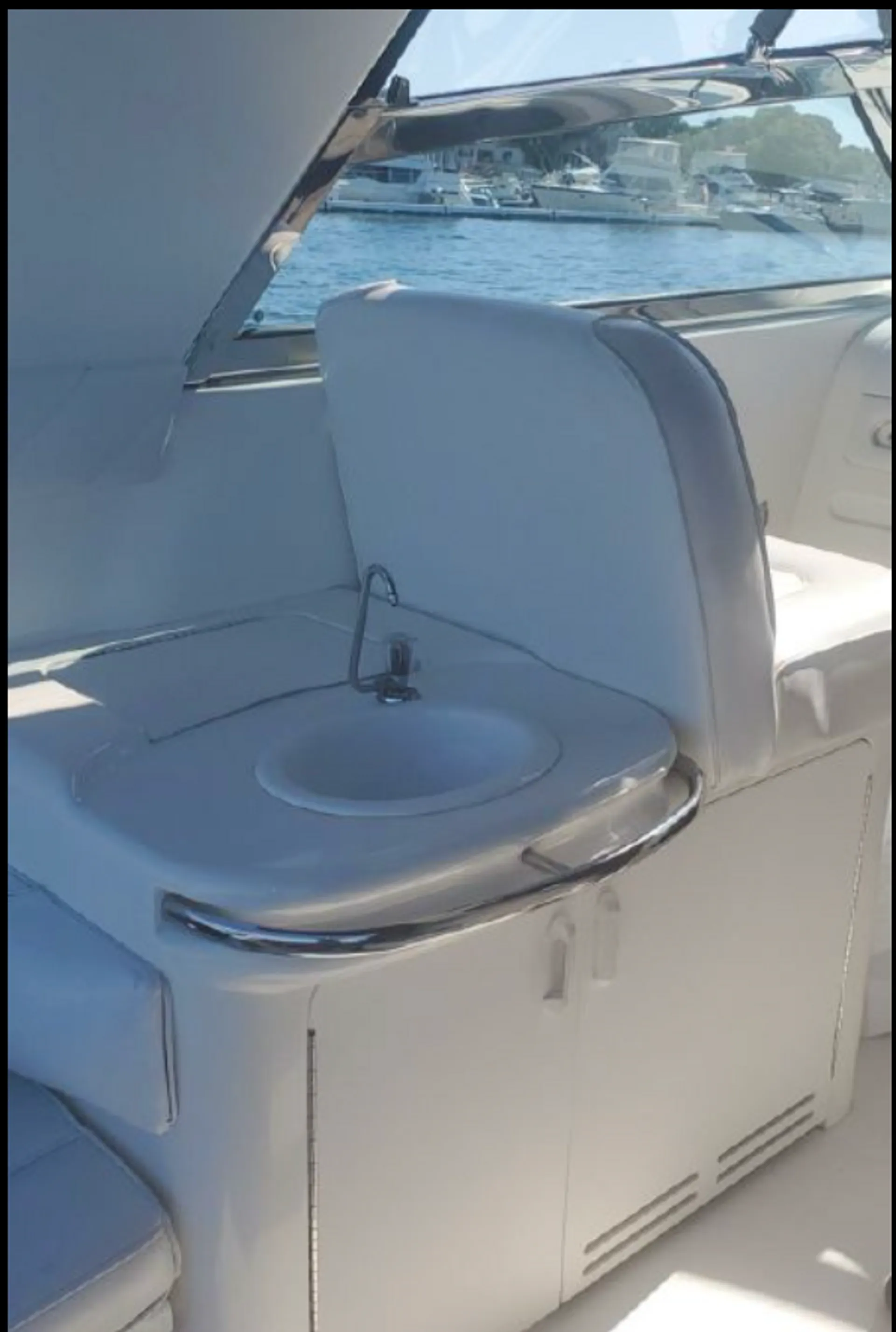 Sea Ray Yacht w/Hydraulic Swim Platform