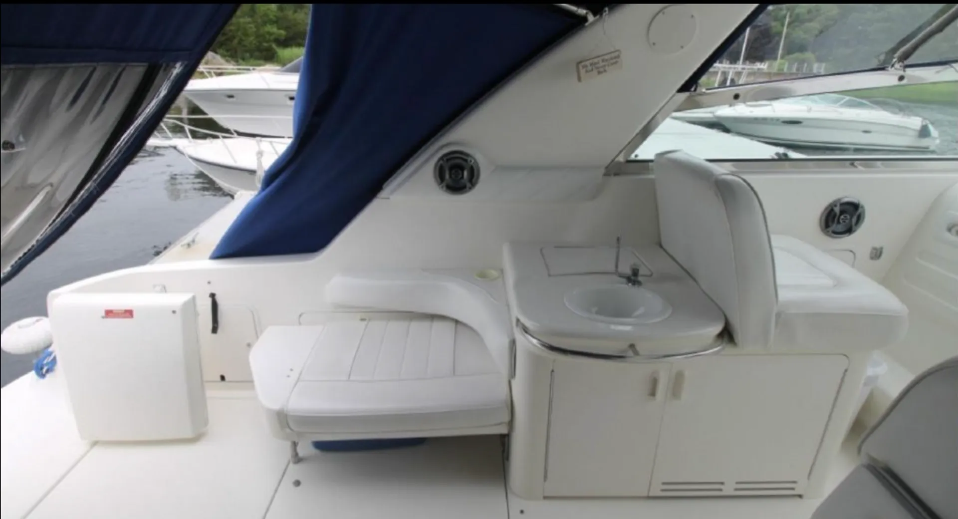 Sea Ray Yacht w/Hydraulic Swim Platform