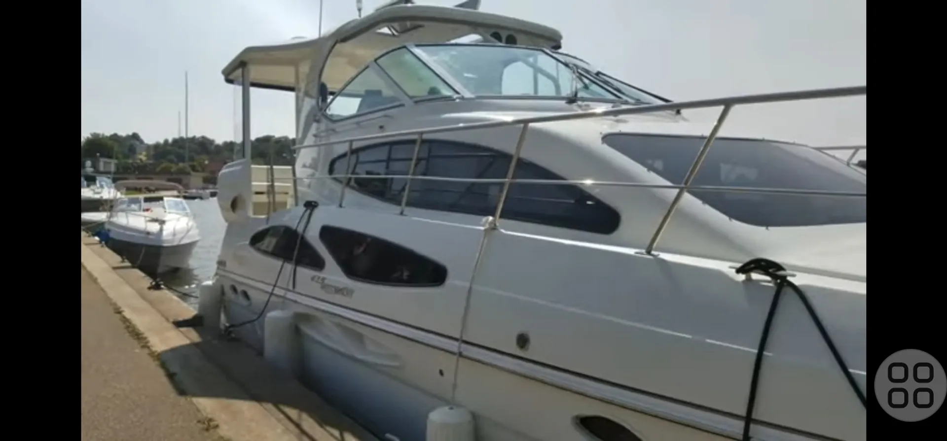 Yachts of Fun Motoryacht in the Sun