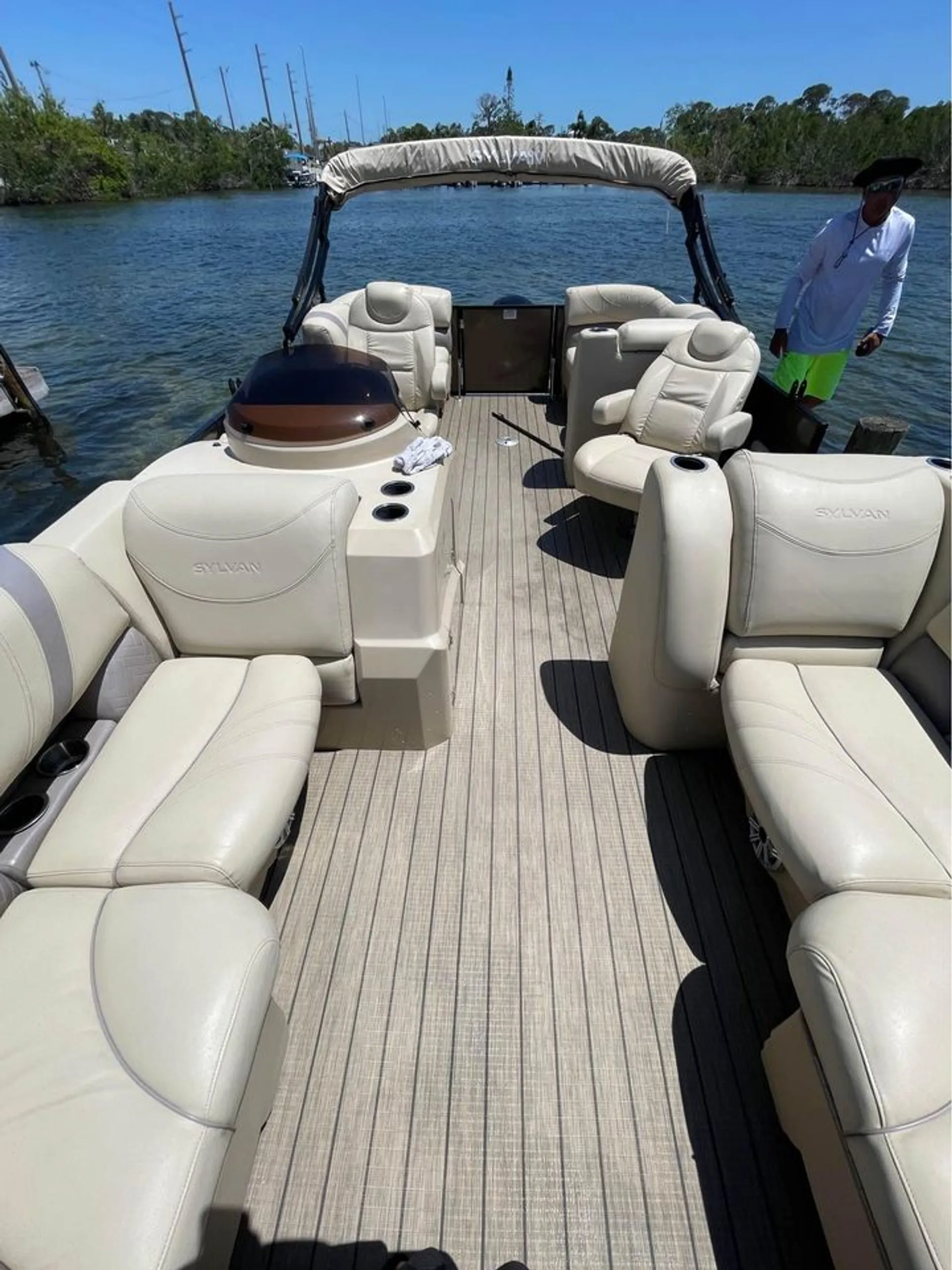 LUXURY 24ft Tri-toon (3) Pontoon Boat rental. Captain available