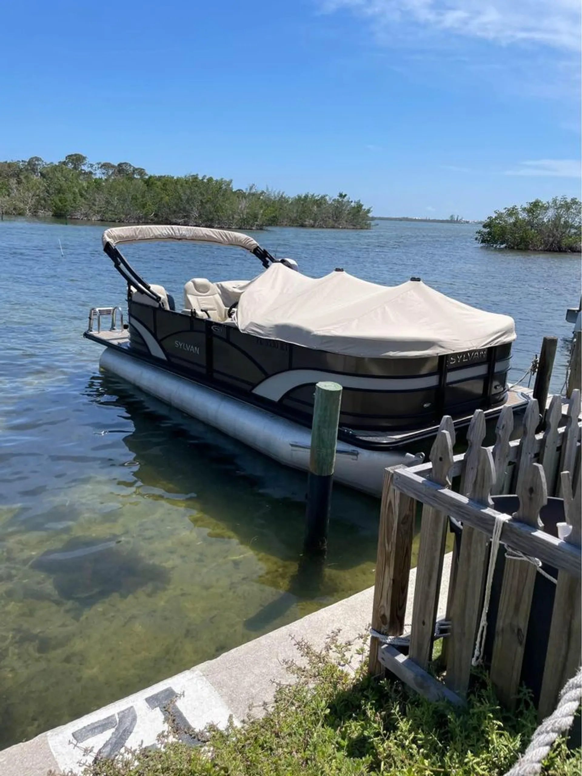 LUXURY 24ft Tri-toon (3) Pontoon Boat rental. Captain available