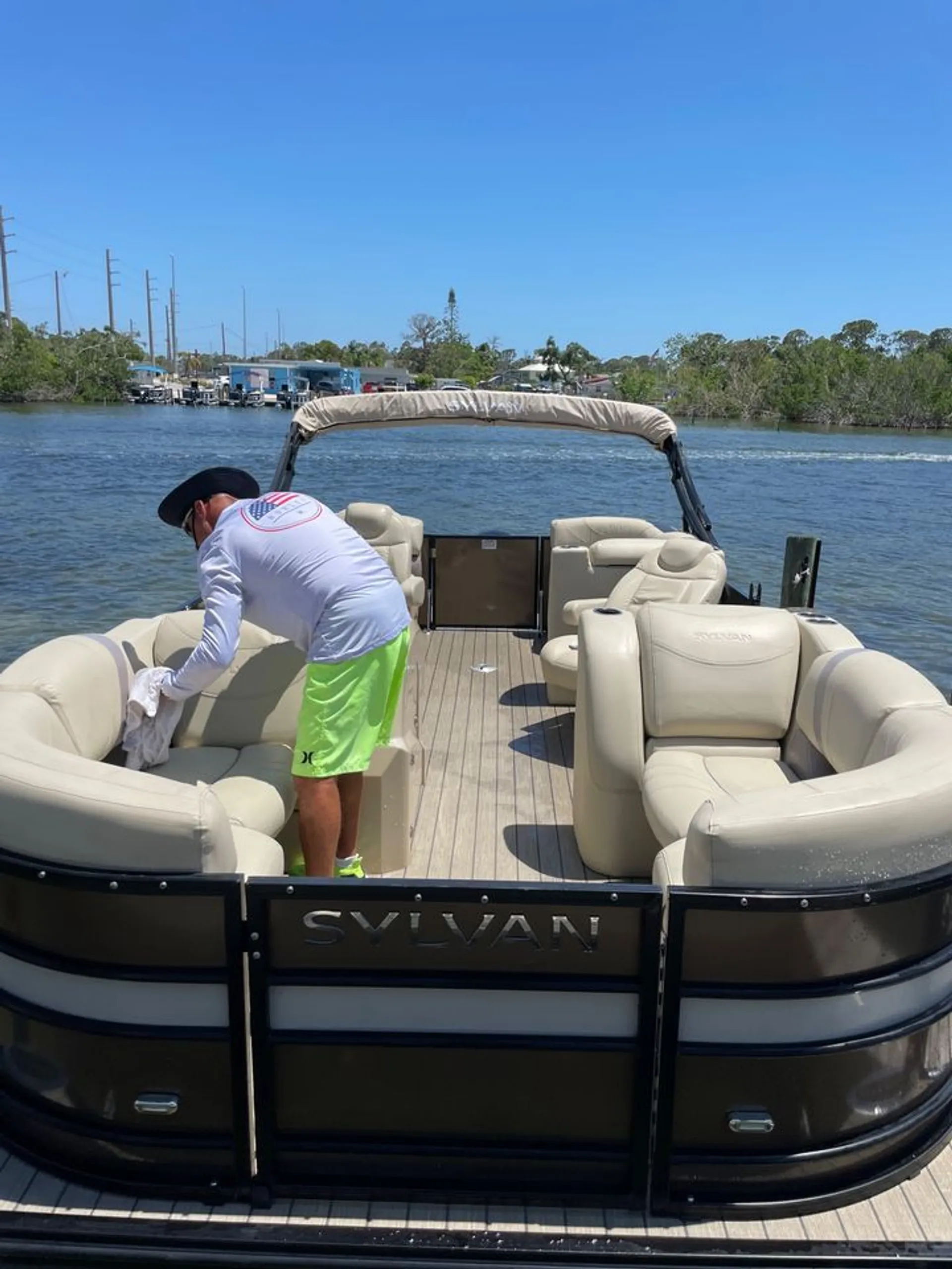 LUXURY 24ft Tri-toon (3) Pontoon Boat rental. Captain available