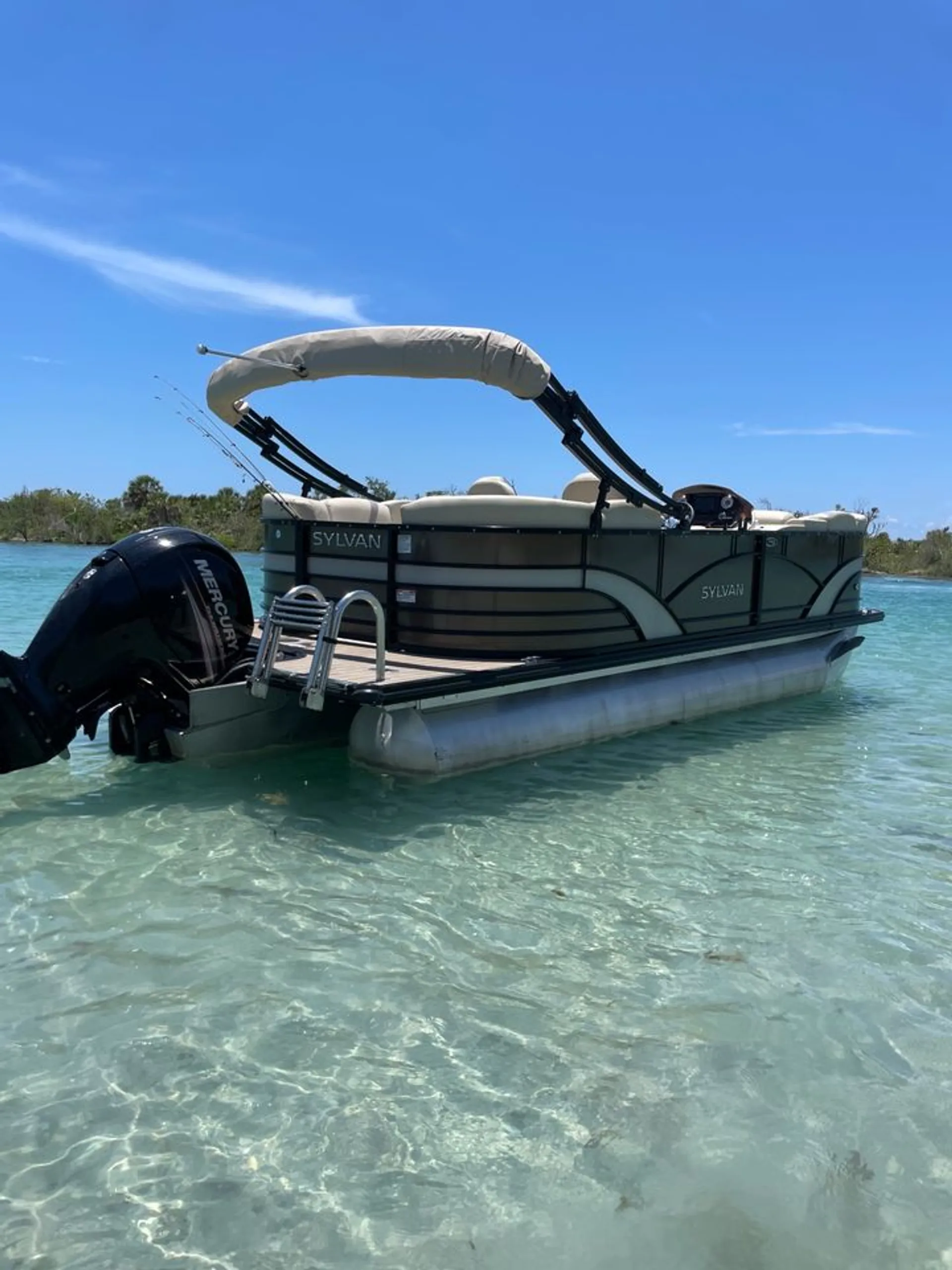 LUXURY 24ft Tri-toon (3) Pontoon Boat rental. Captain available