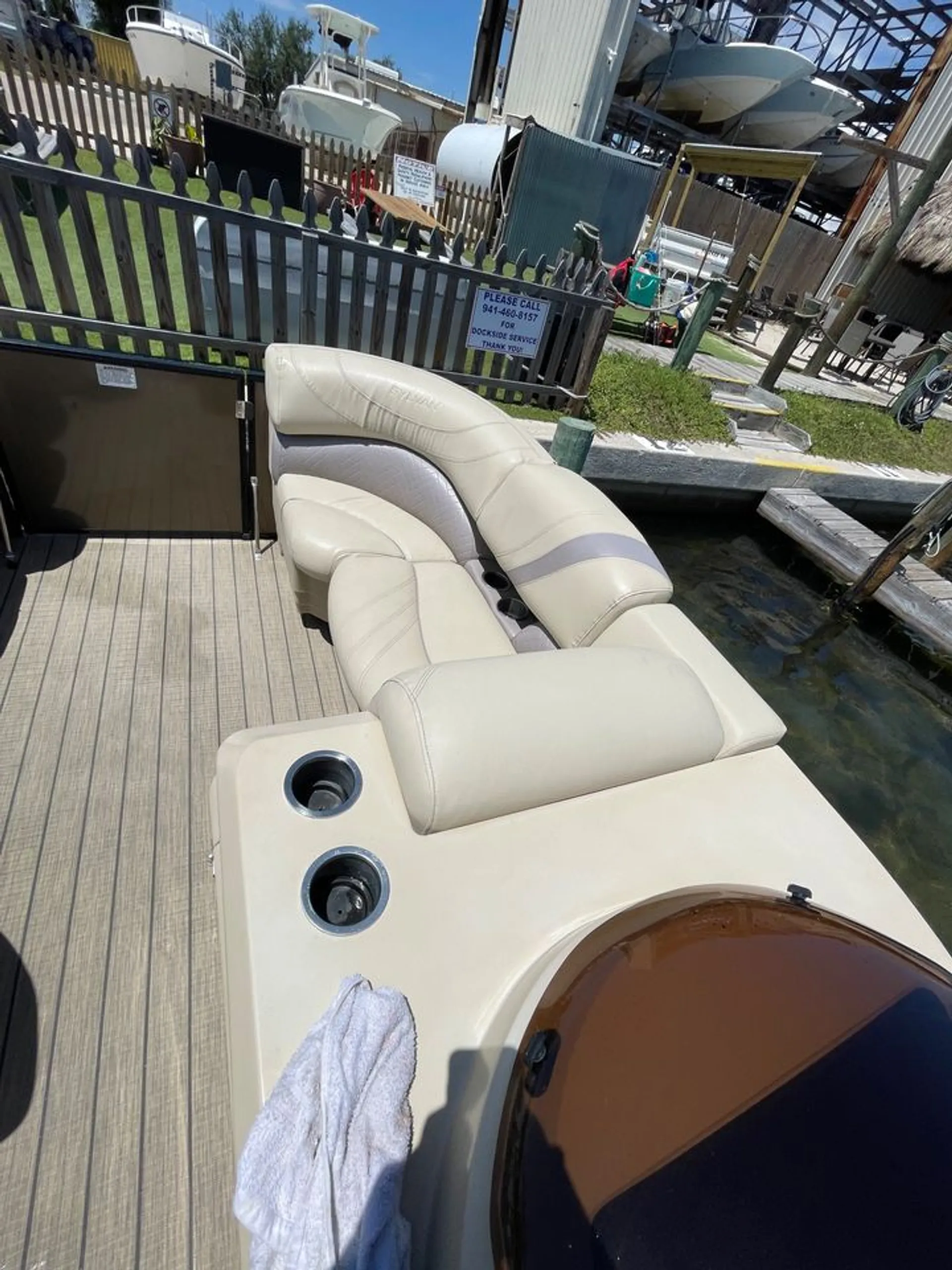 LUXURY 24ft Tri-toon (3) Pontoon Boat rental. Captain available