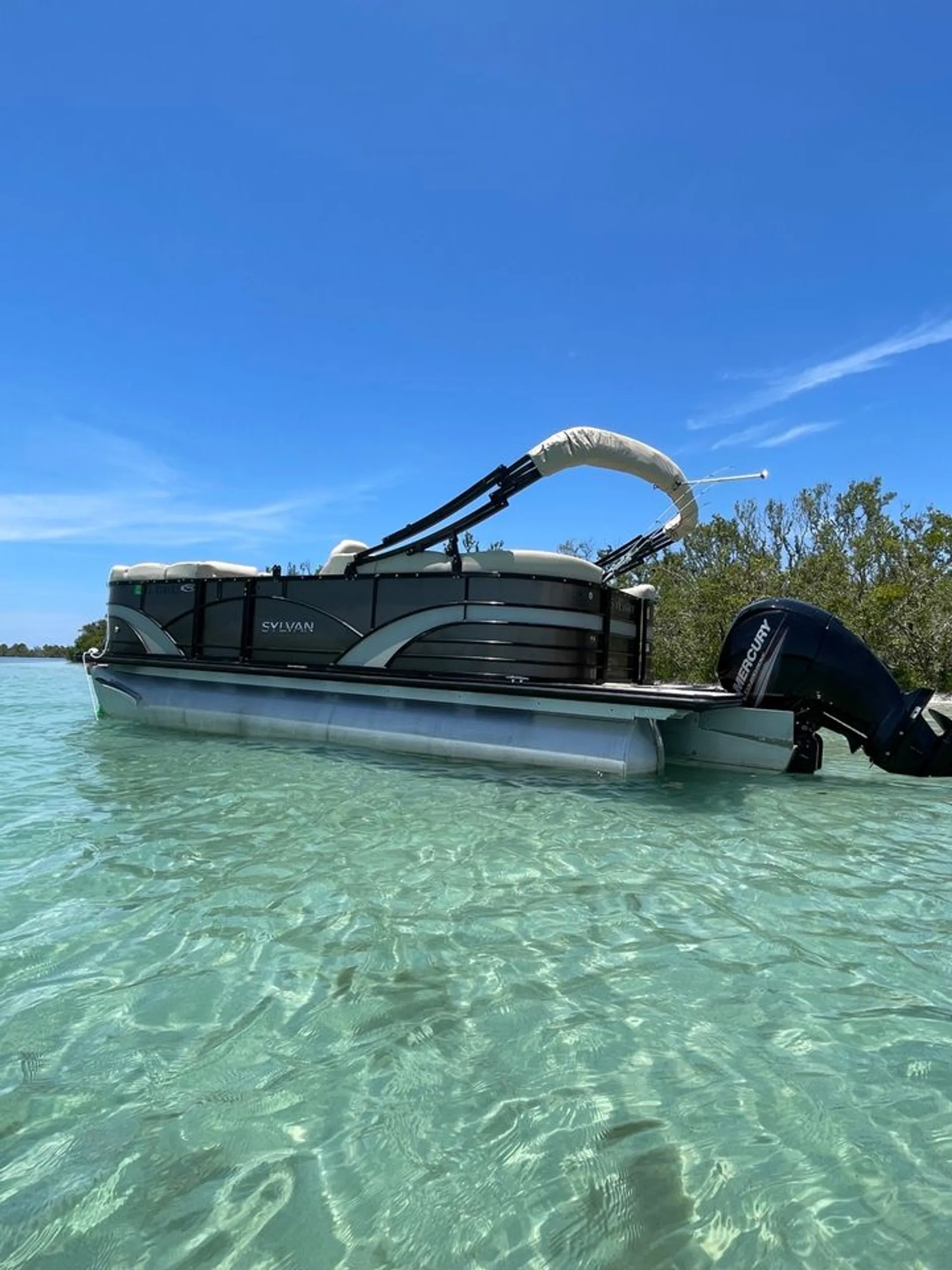 LUXURY 24ft Tri-toon (3) Pontoon Boat rental. Captain available