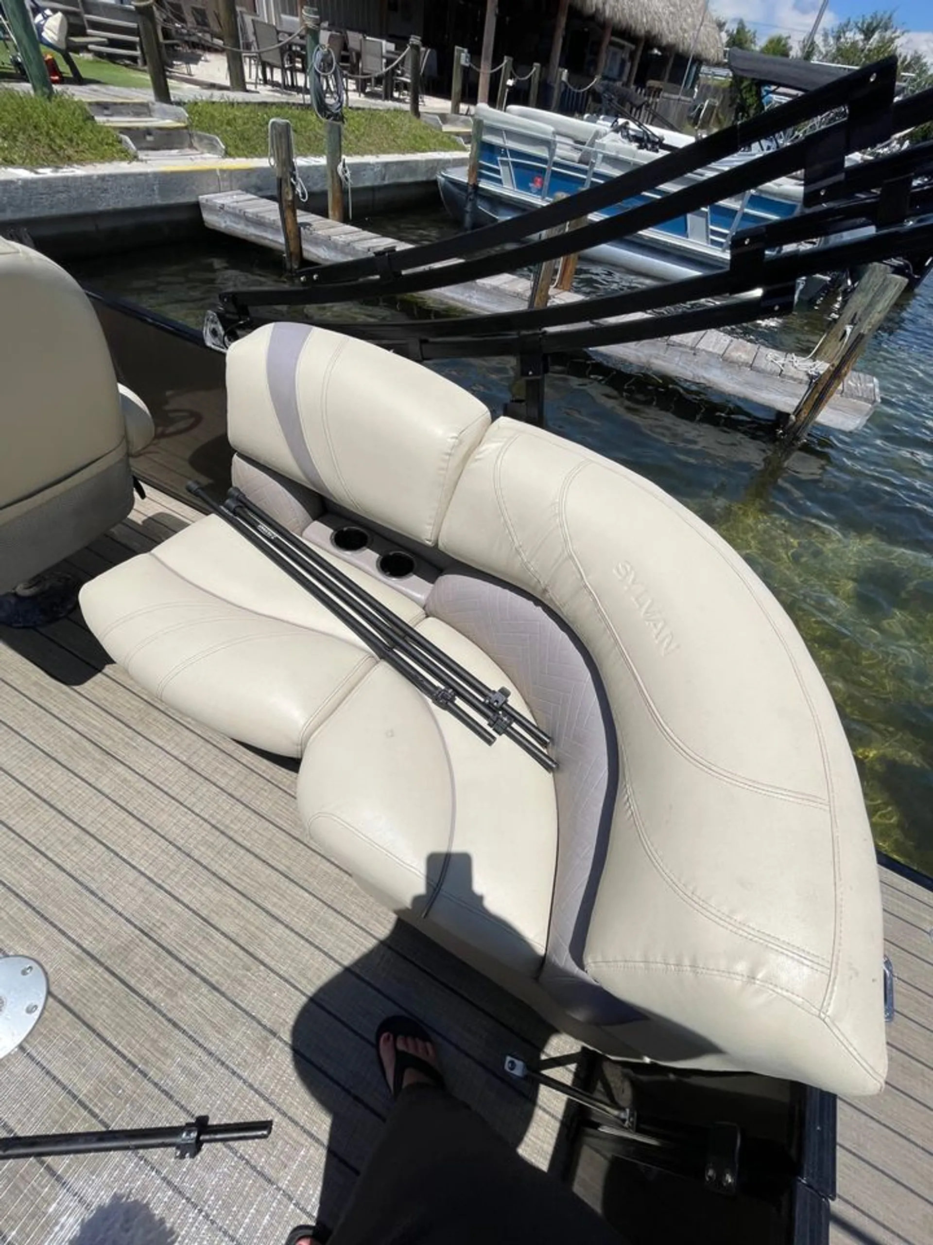 LUXURY 24ft Tri-toon (3) Pontoon Boat rental. Captain available