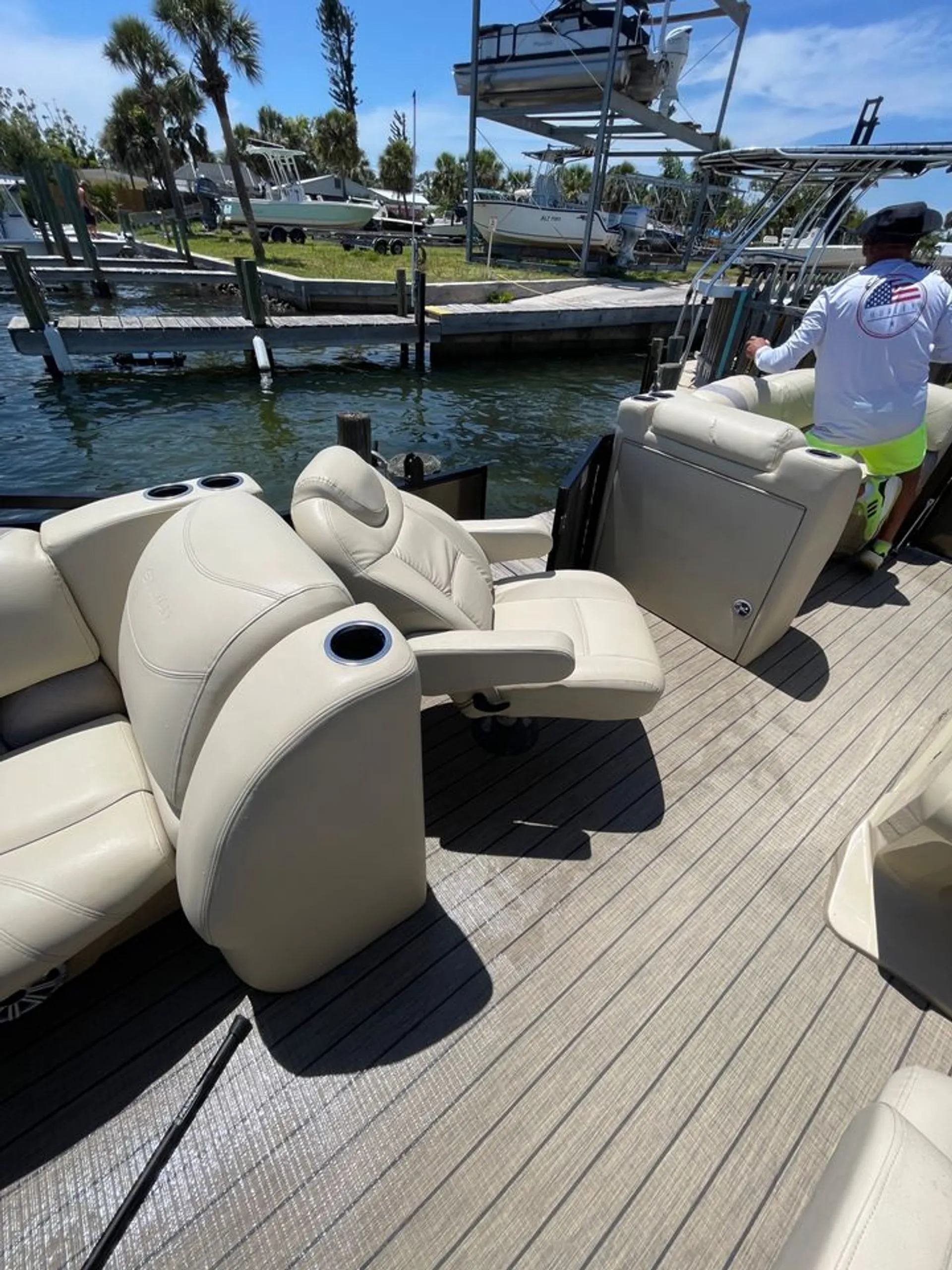 LUXURY 24ft Tri-toon (3) Pontoon Boat rental. Captain available