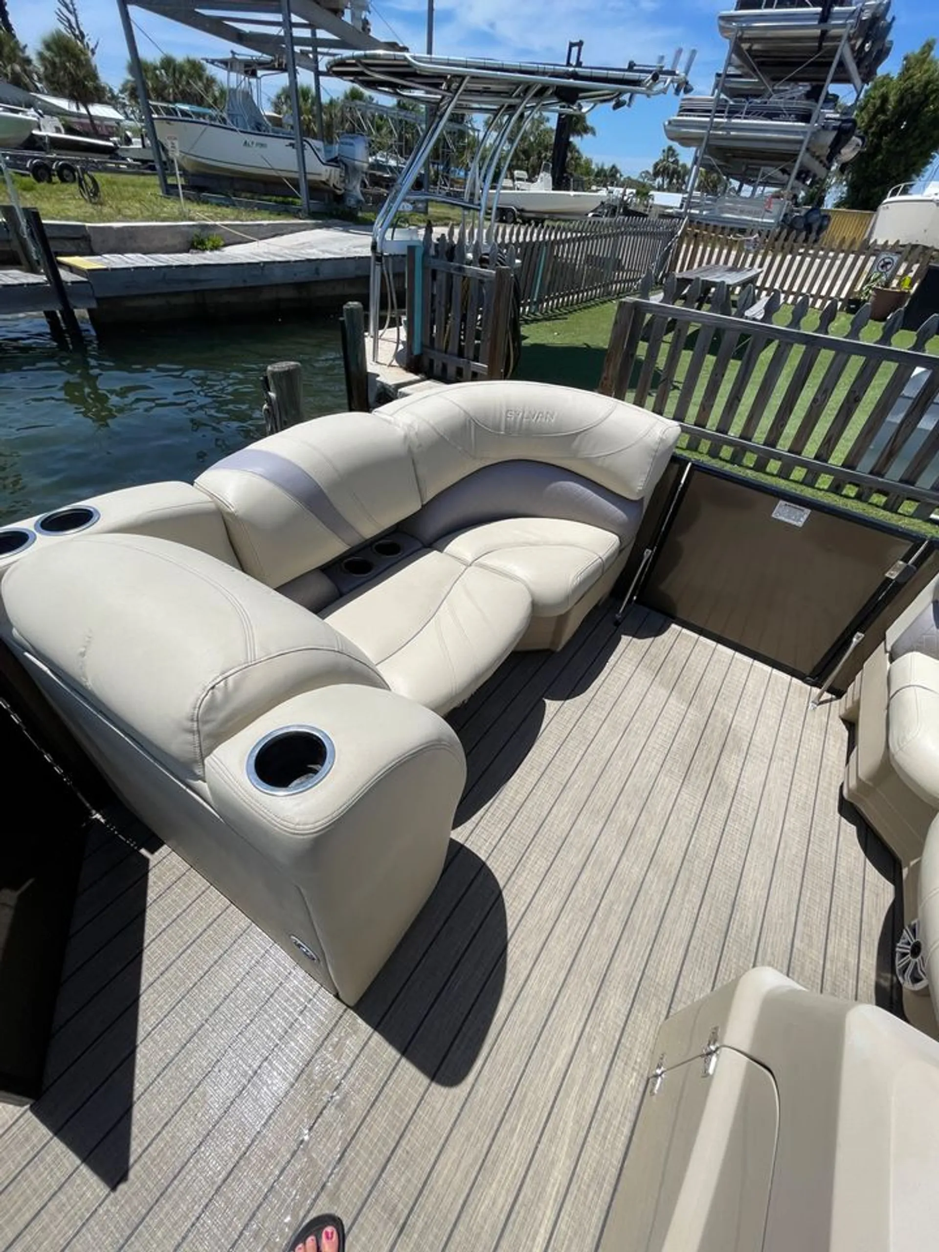 LUXURY 24ft Tri-toon (3) Pontoon Boat rental. Captain available