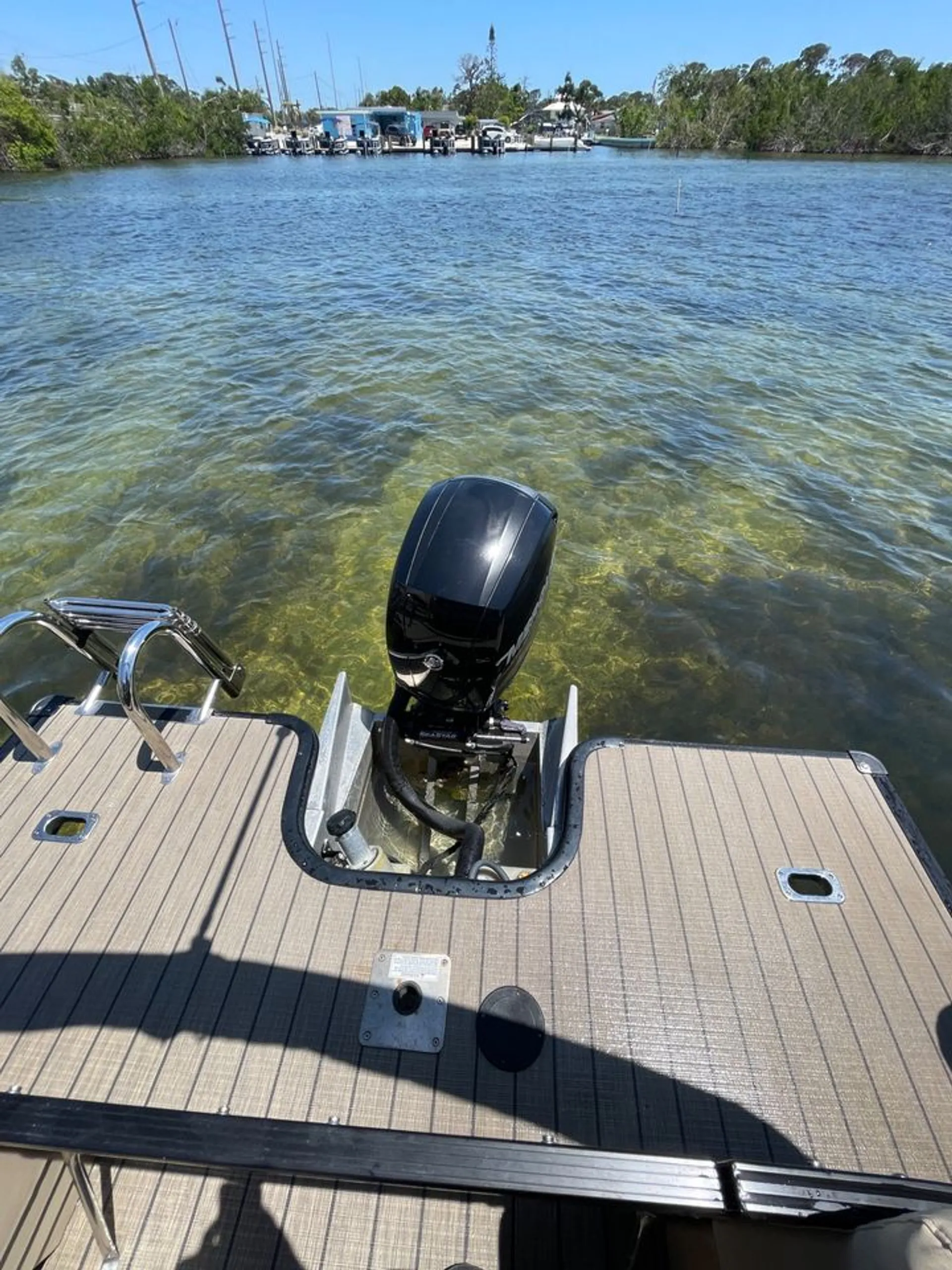 LUXURY 24ft Tri-toon (3) Pontoon Boat rental. Captain available
