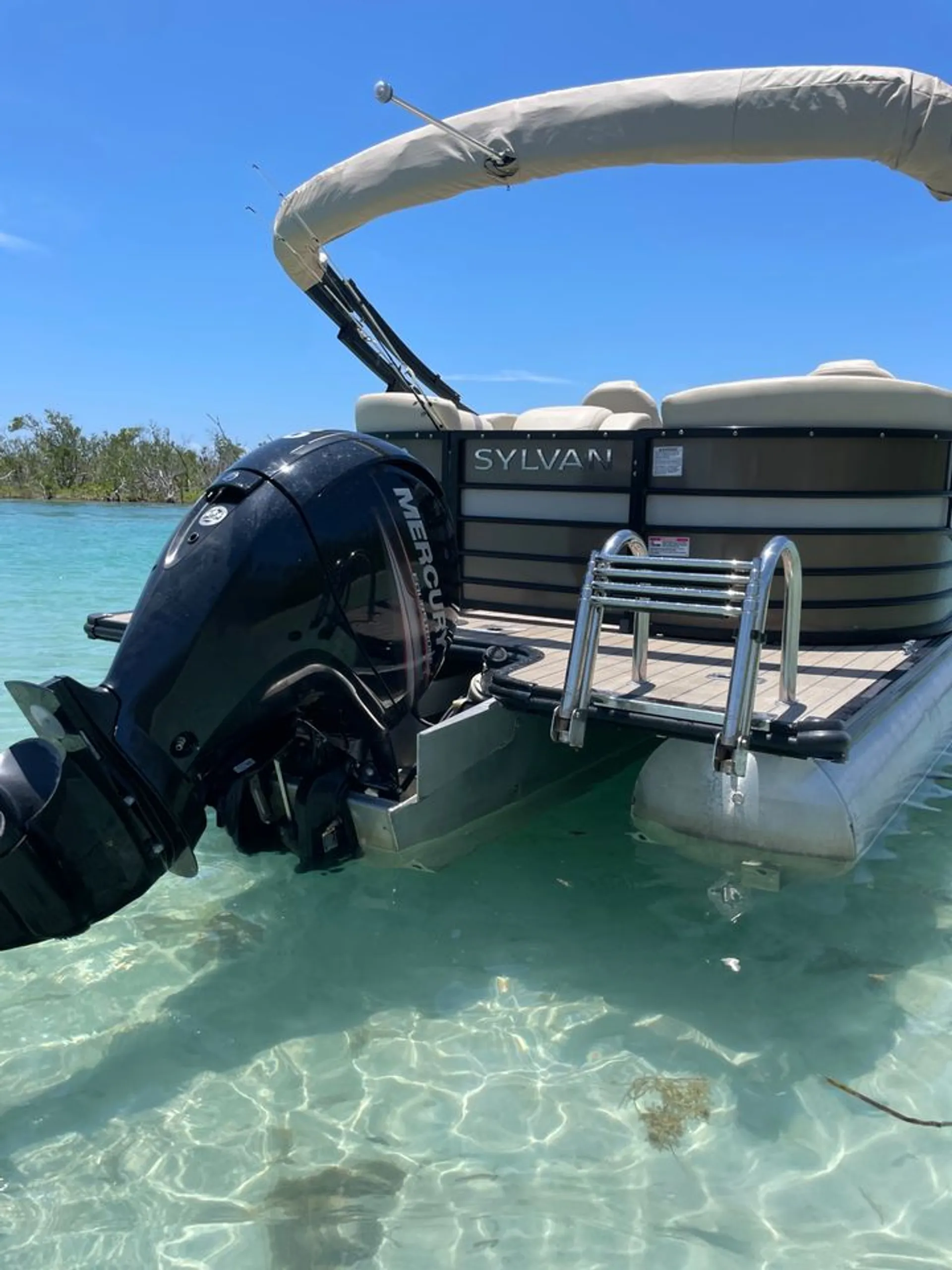 LUXURY 24ft Tri-toon (3) Pontoon Boat rental. Captain available