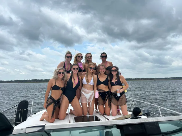 Rent a Sea Ray Boats motor yacht in Jacksonville, FL near me